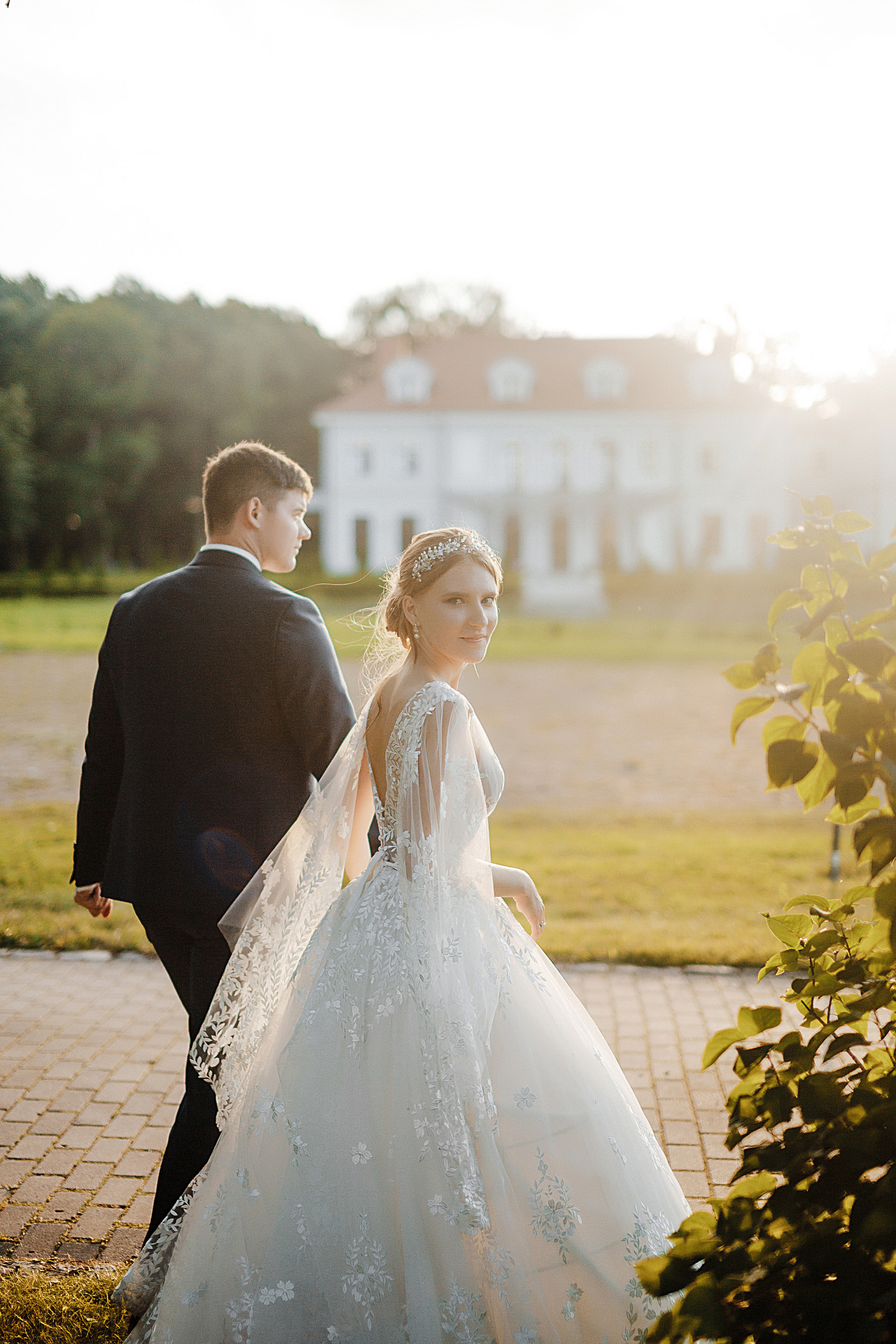 Невеста оборачивается в камеру на закате