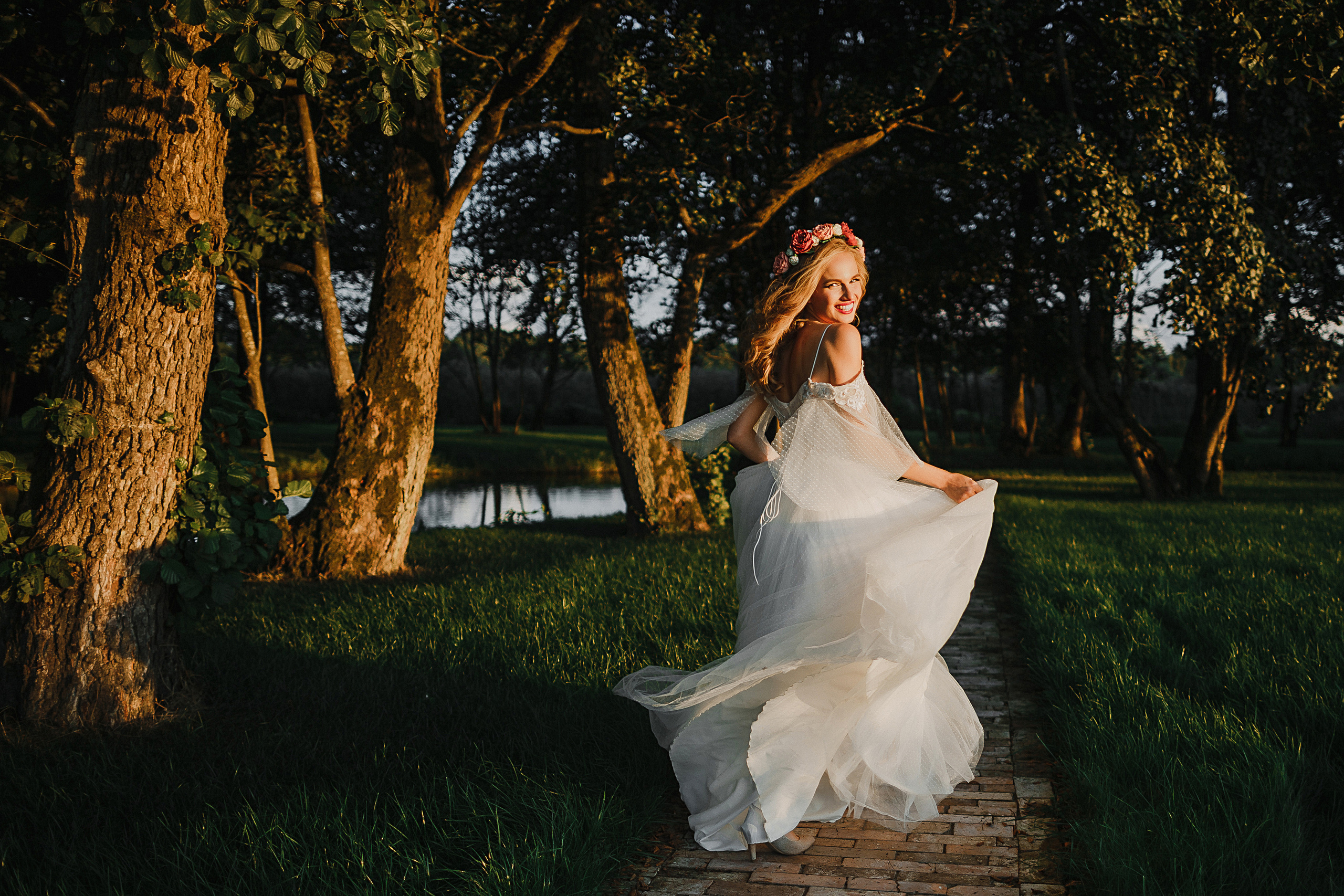 Невеста бежит улыбаясь на закате в лесу