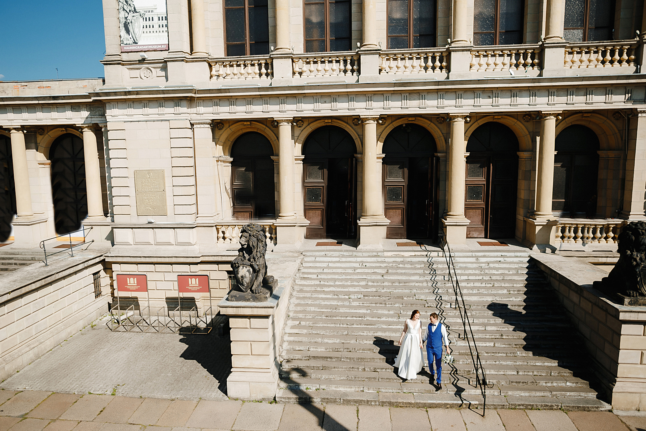 Жених и невеста на свадебной прогулке