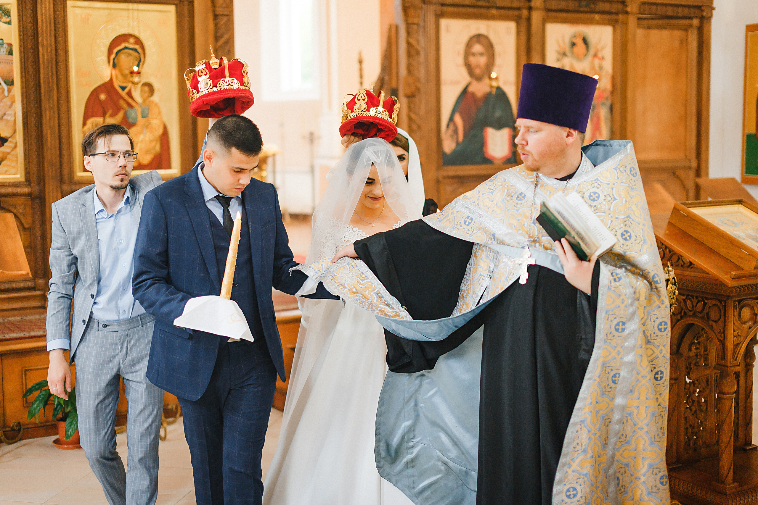 Жених и невеста на таинстве венчания в храме