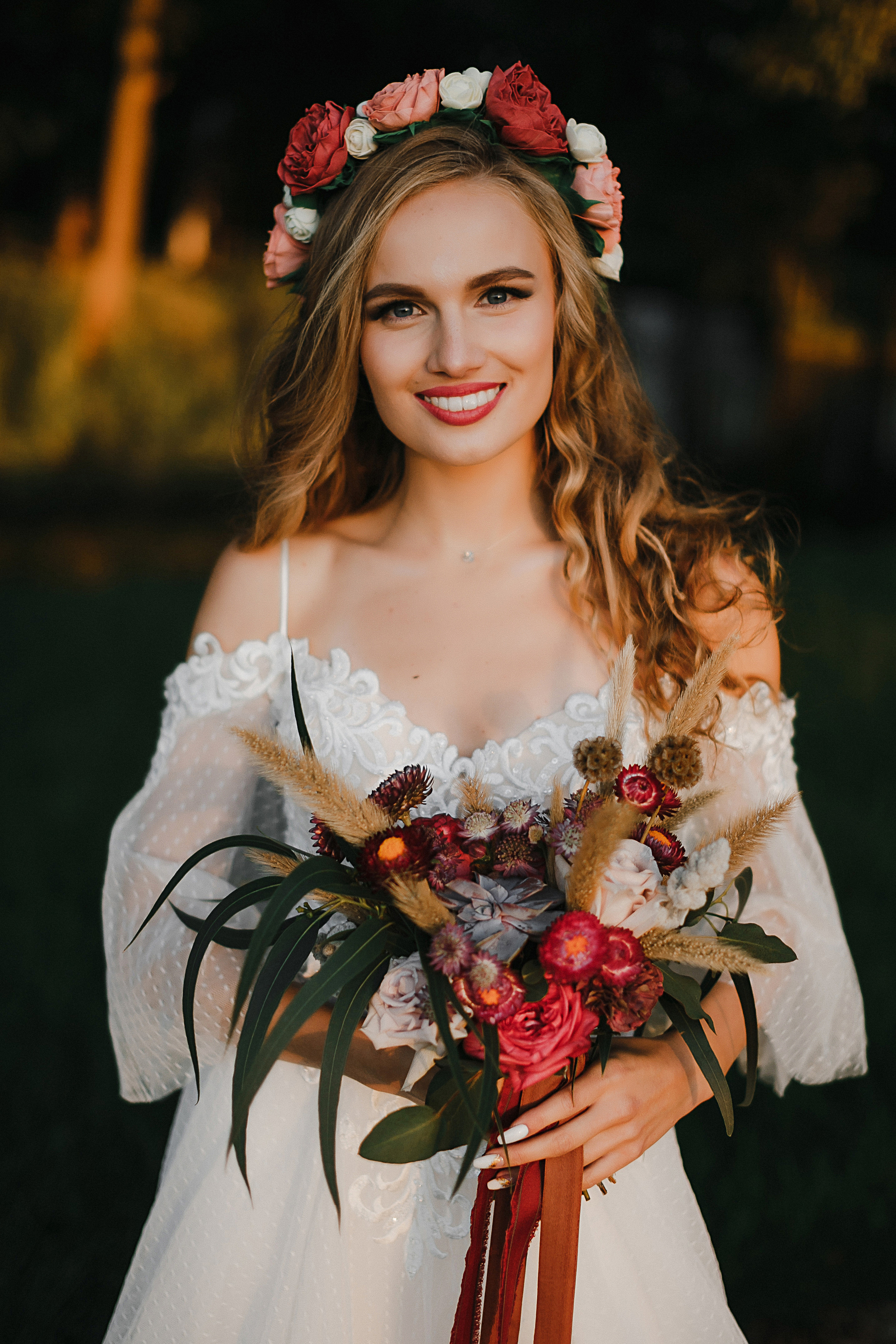 Милый портрет невесты в закатном солнце