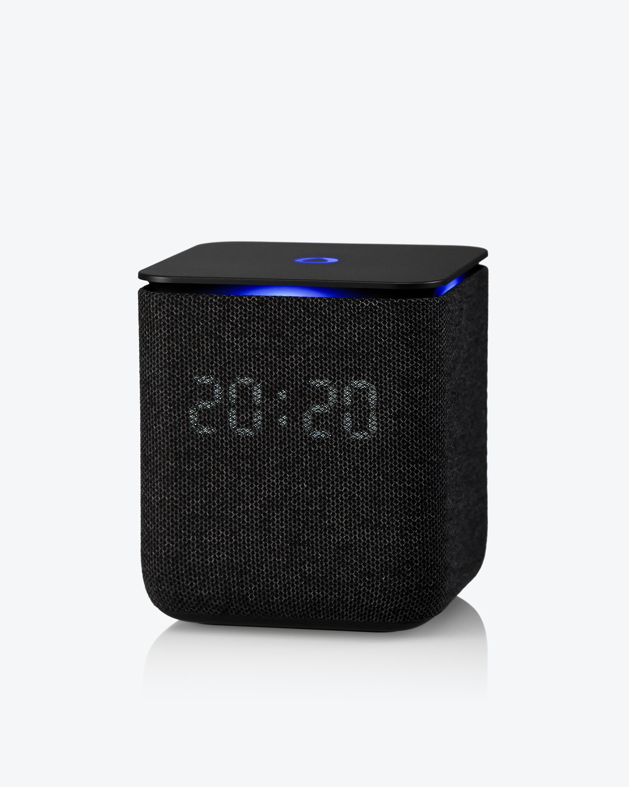 Профессиональная предметная съёмка умной колонки с подсветкой и проработкой фактуры материала