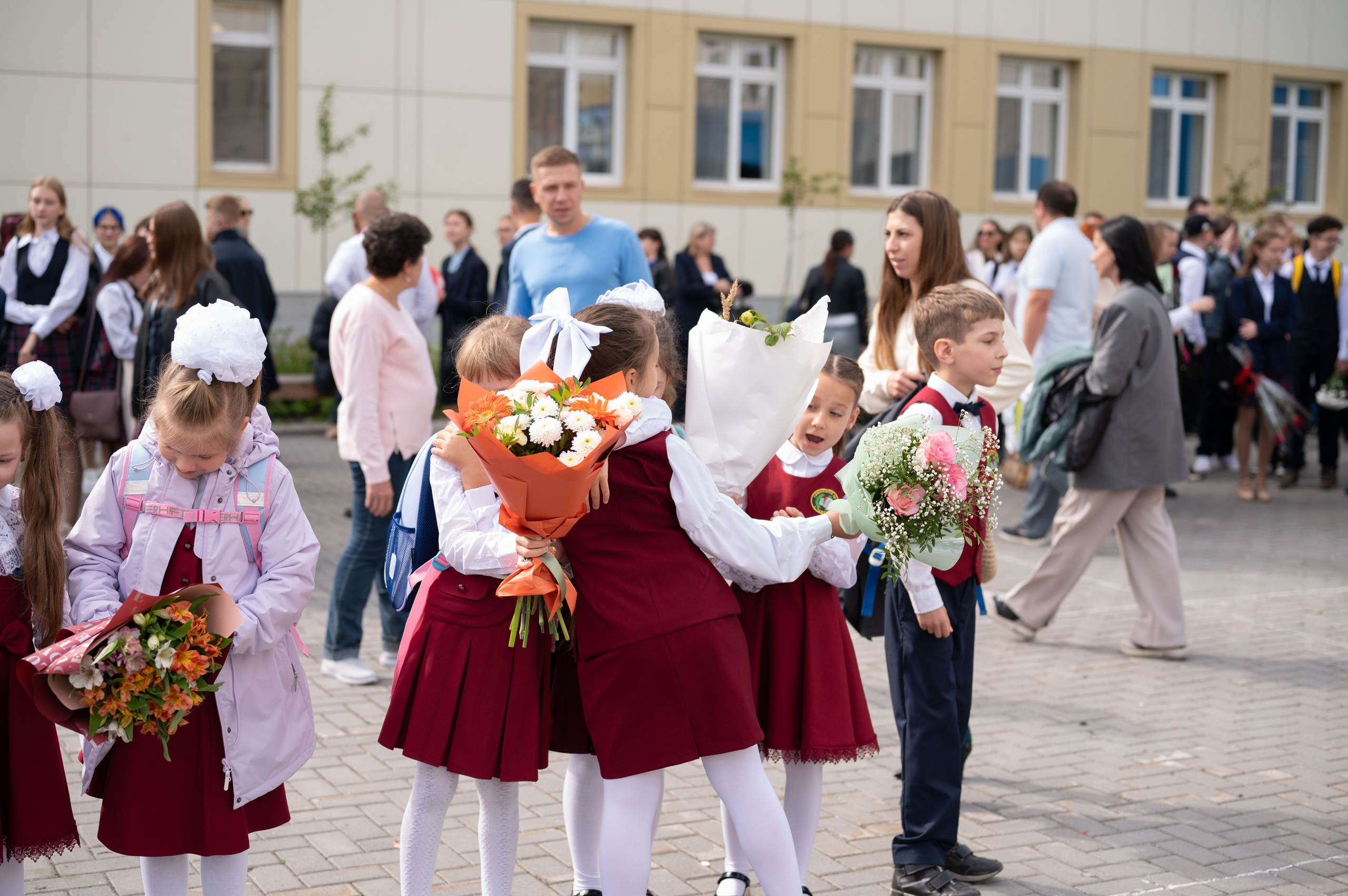 1 сентября 16 гимназия 2 класс (линейка + в классе+ на улице). Фотограф новорожденных, семейный детский в Тюмени Татьяна Морозова