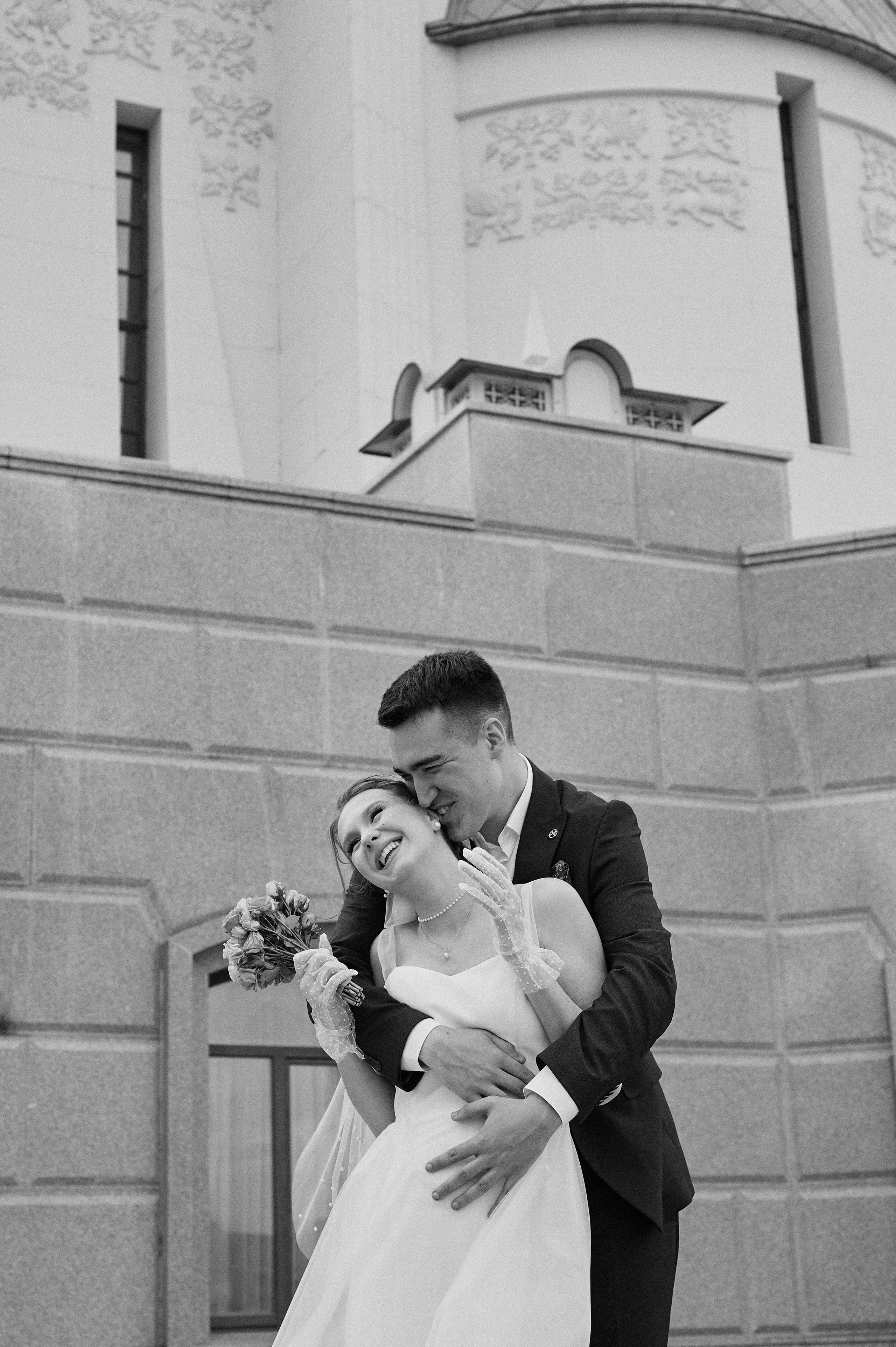 Черно-белый портрет, папа на свадьбе, живые свадебные фотографии