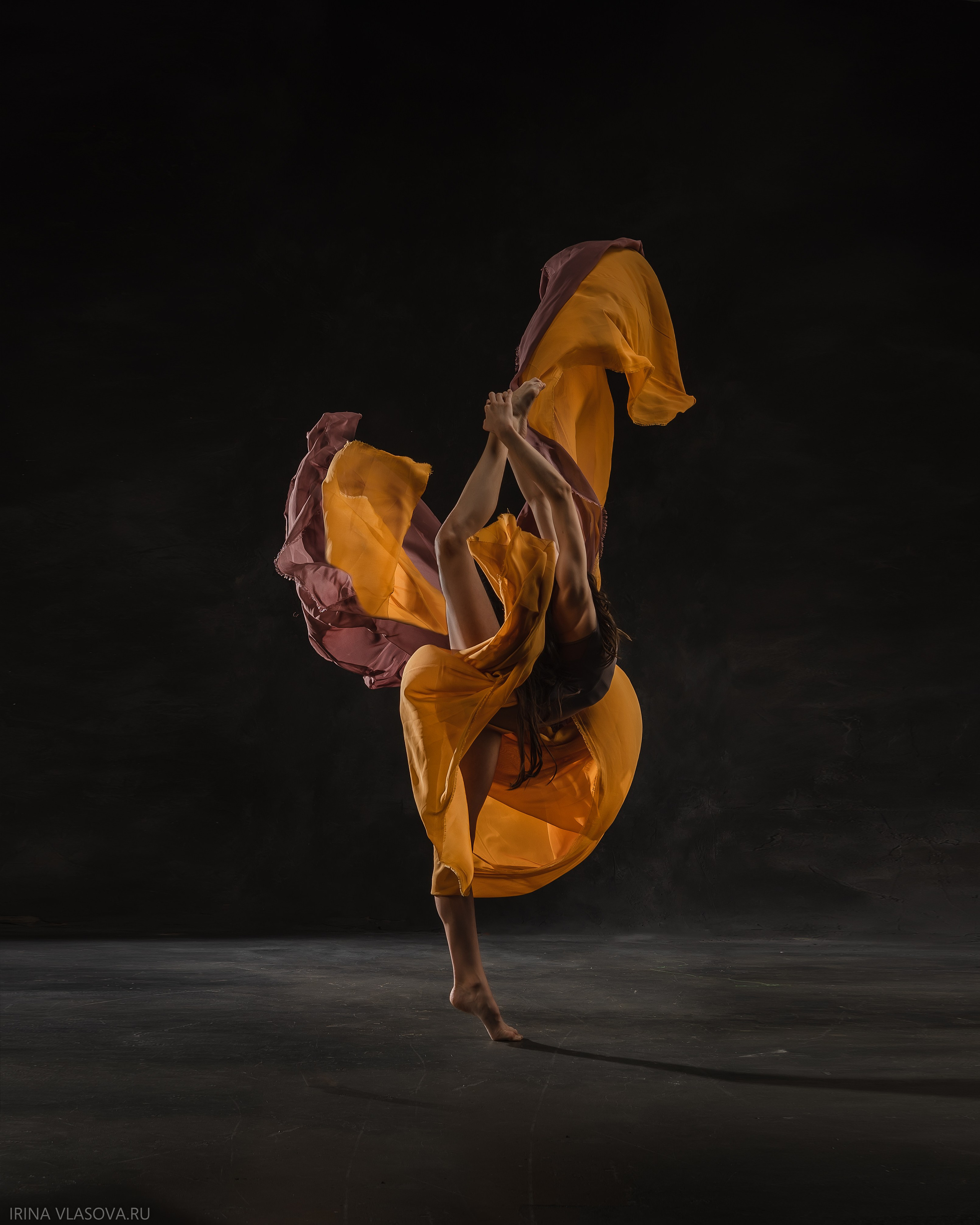 фотосессия гимнасток с тканями