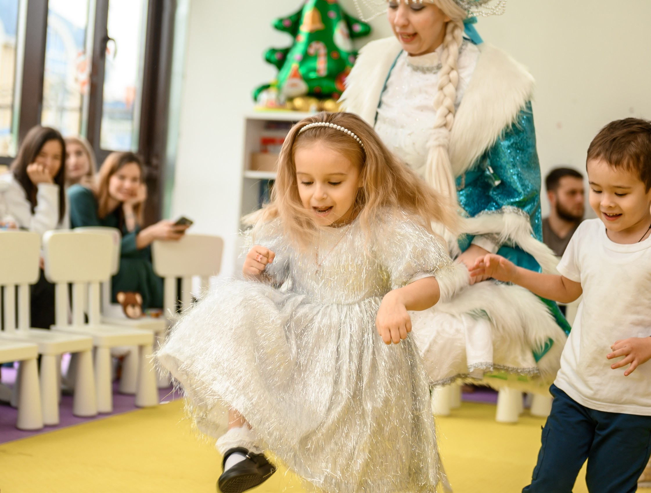 Елка 2025 в детском саду Мишка клуб. Свадебный и семейный фотограф София Невская