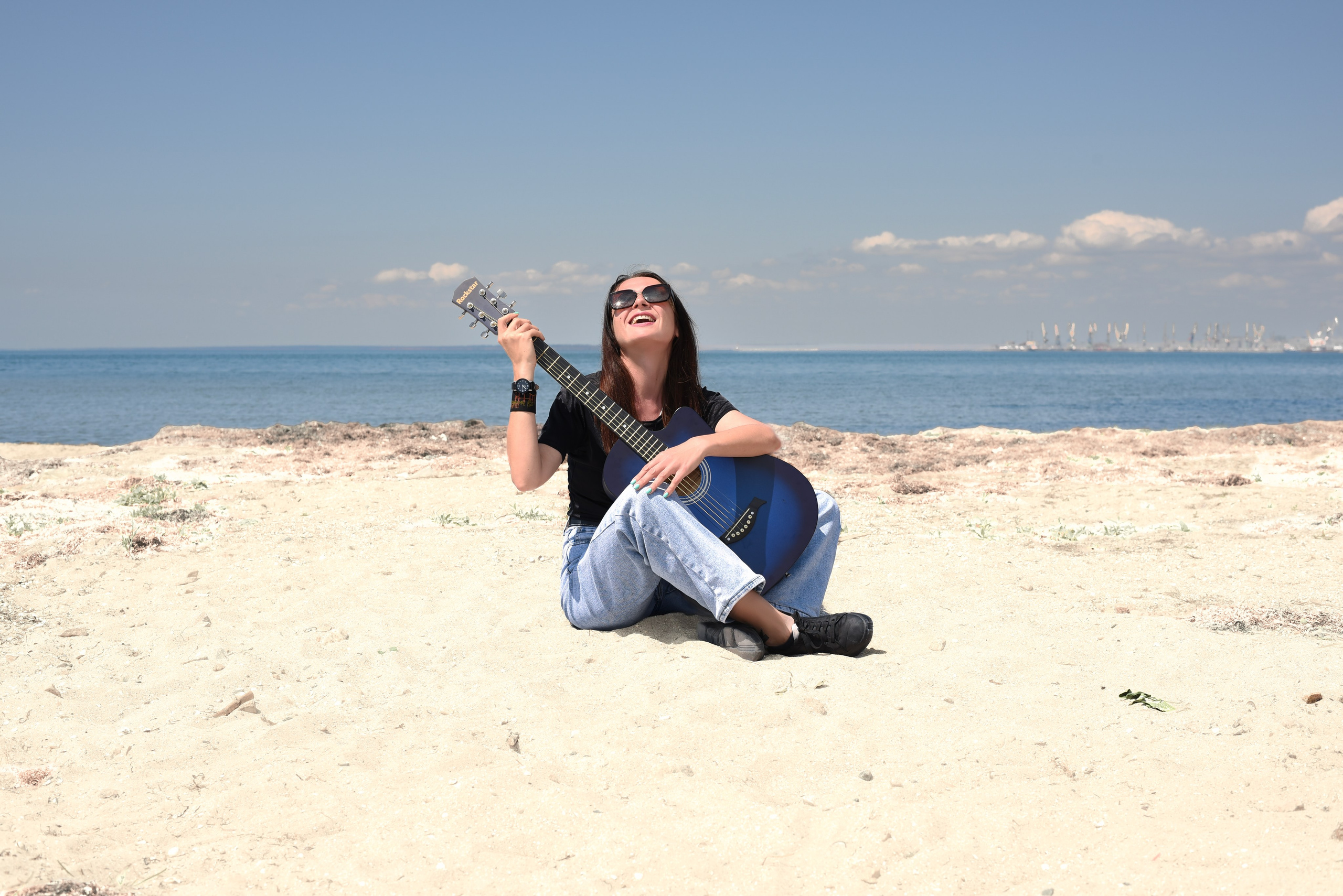 Девушка с гитарой. Главная