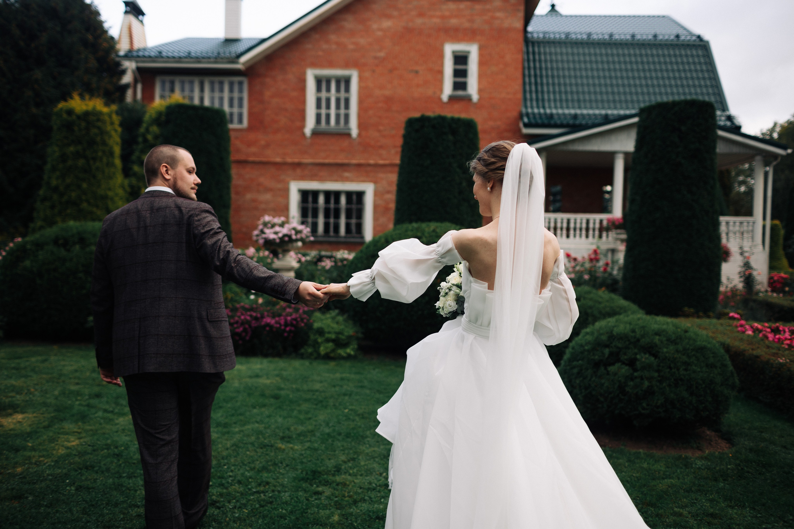 свадебная прогулка в ландшафтном парке