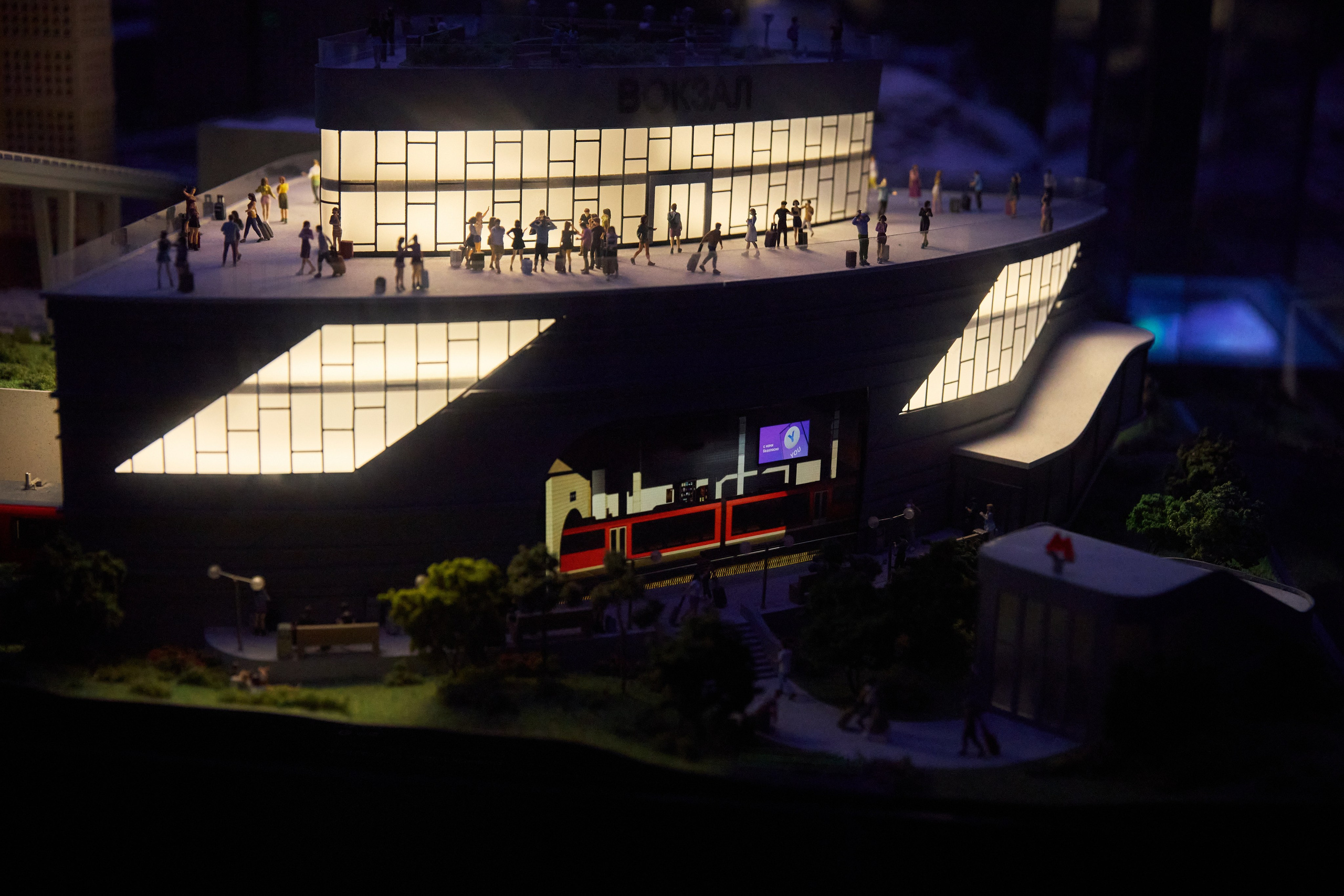 Репортажная фотосъемка в тёмном помещении с дополнительным светом. КонТайм: профессиональная съемка для организаций