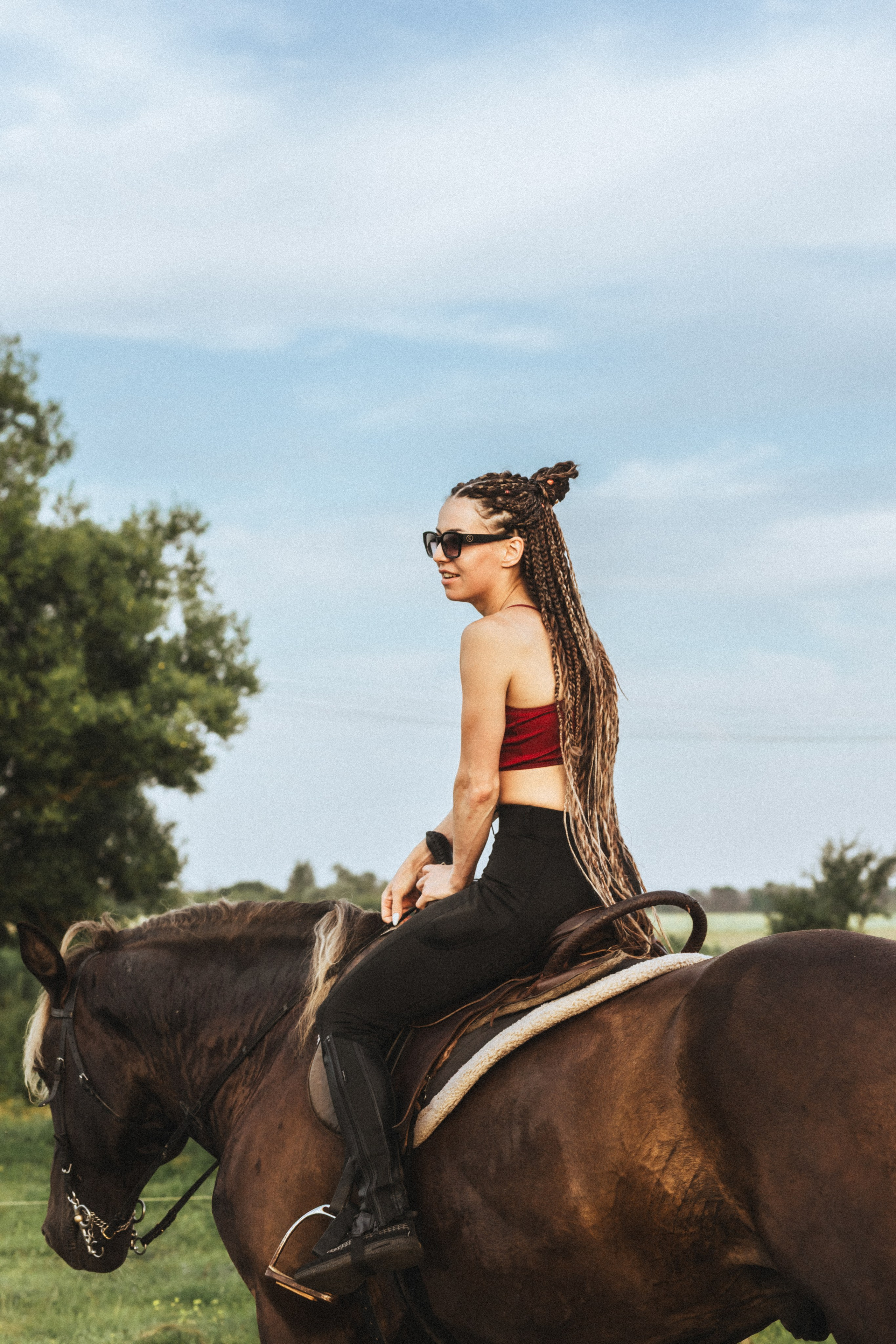 Портрет всадницы в красном топе на фоне летнего пейзажа. Фотограф в Пензе Александра Овечкина