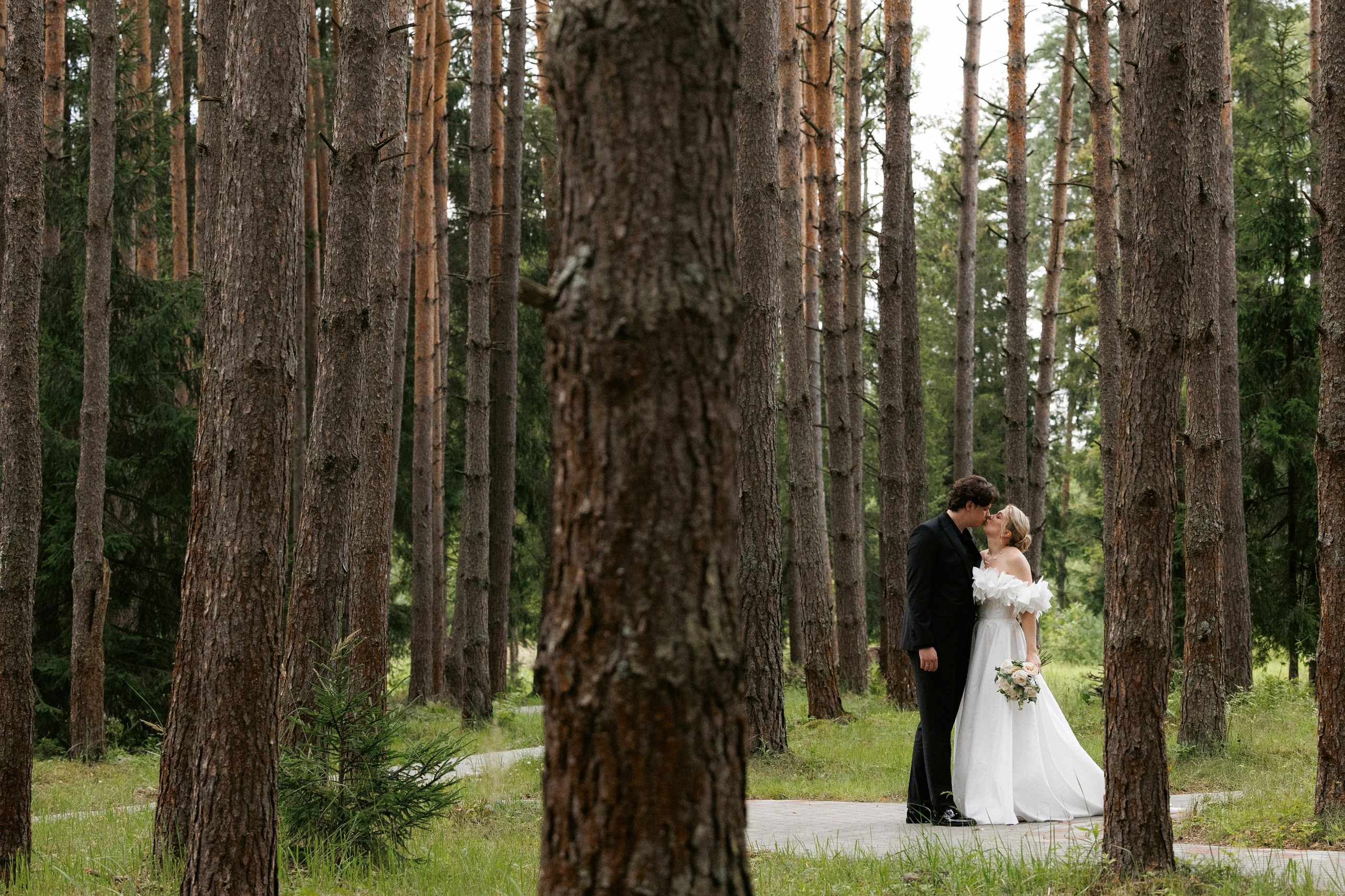 Свадьба под шёпот деревьев. Свадебный и семейный фотограф в Твери, Москве, Санкт-Петербурге
