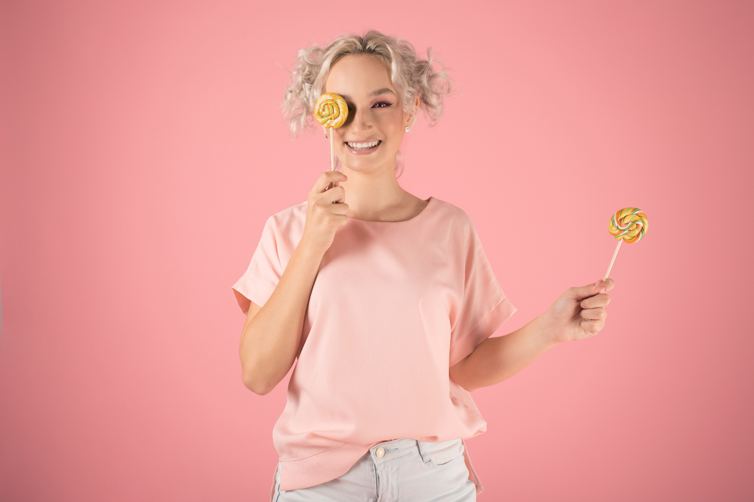 Профессиональная студийная съемка в Сочи, девушка на розовом фоне в образе барби. Предметный и фудфотограф в Сочи Дарина Погодаева