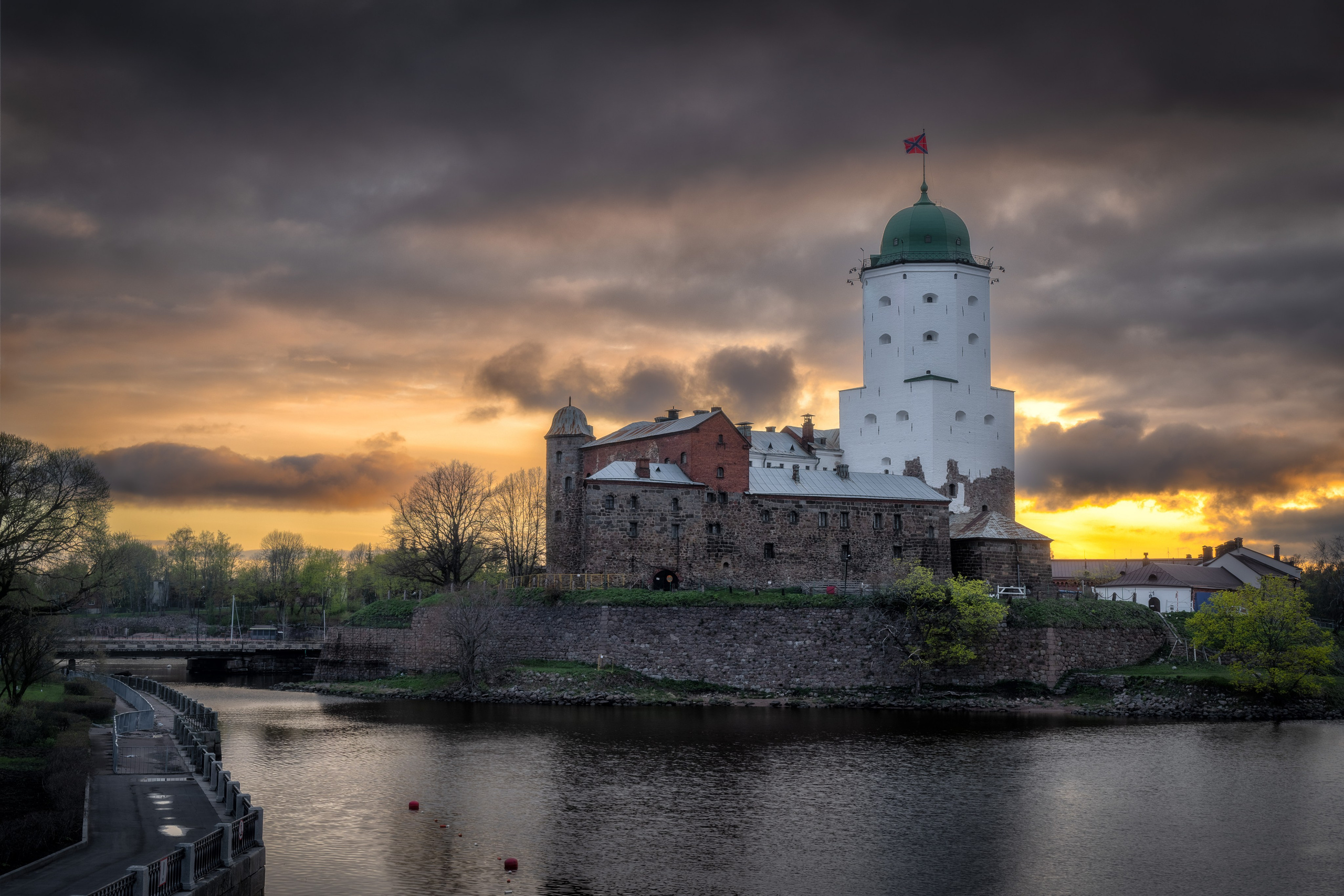 Закат над Выборгским замком