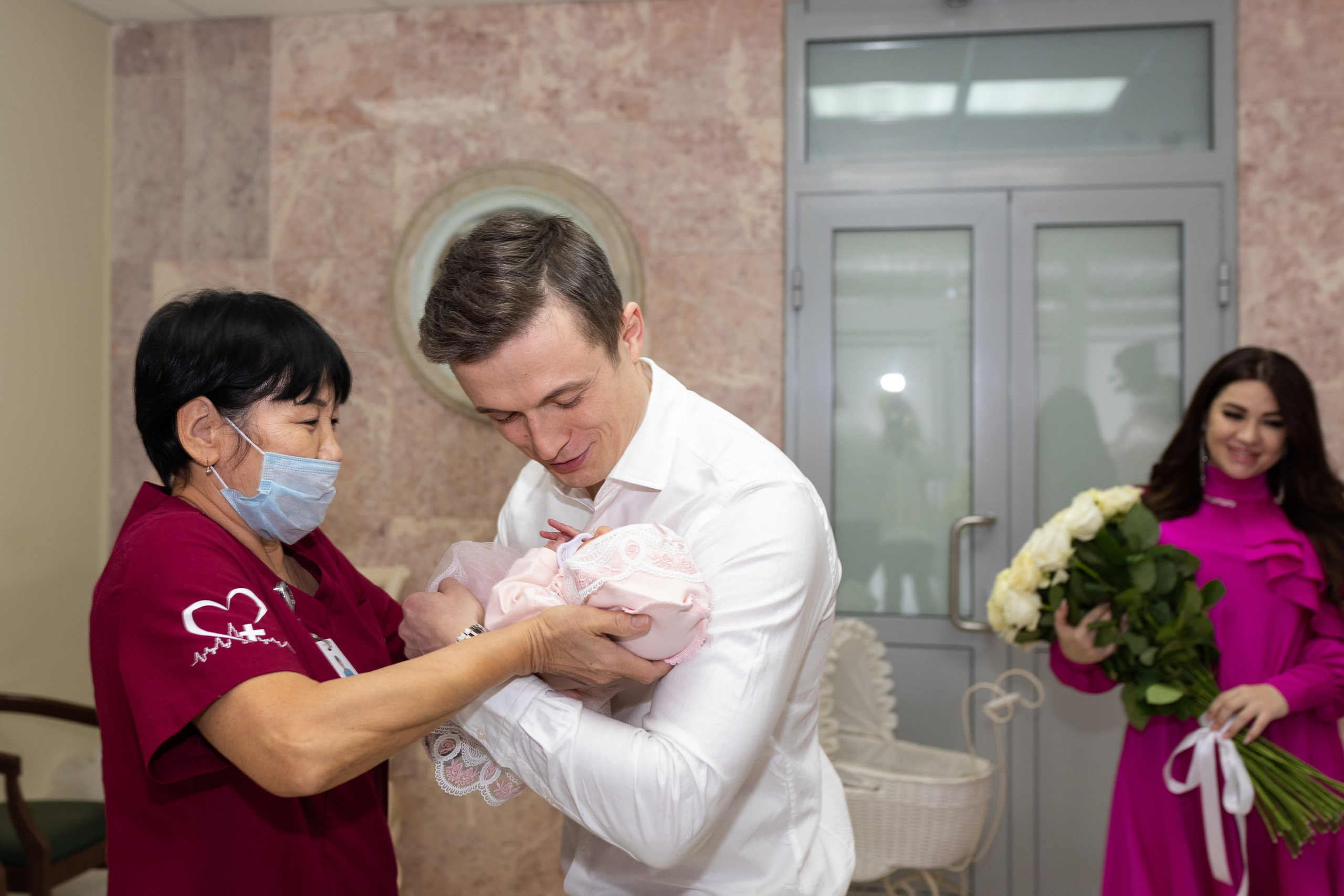 Выписка из роддома. ФОТОГРАФ НА ГОДИК, БЕРЕМЕННОСТИ, НОВОРОЖДЕННЫХ, КРЕЩЕНИЯ МОСКВА