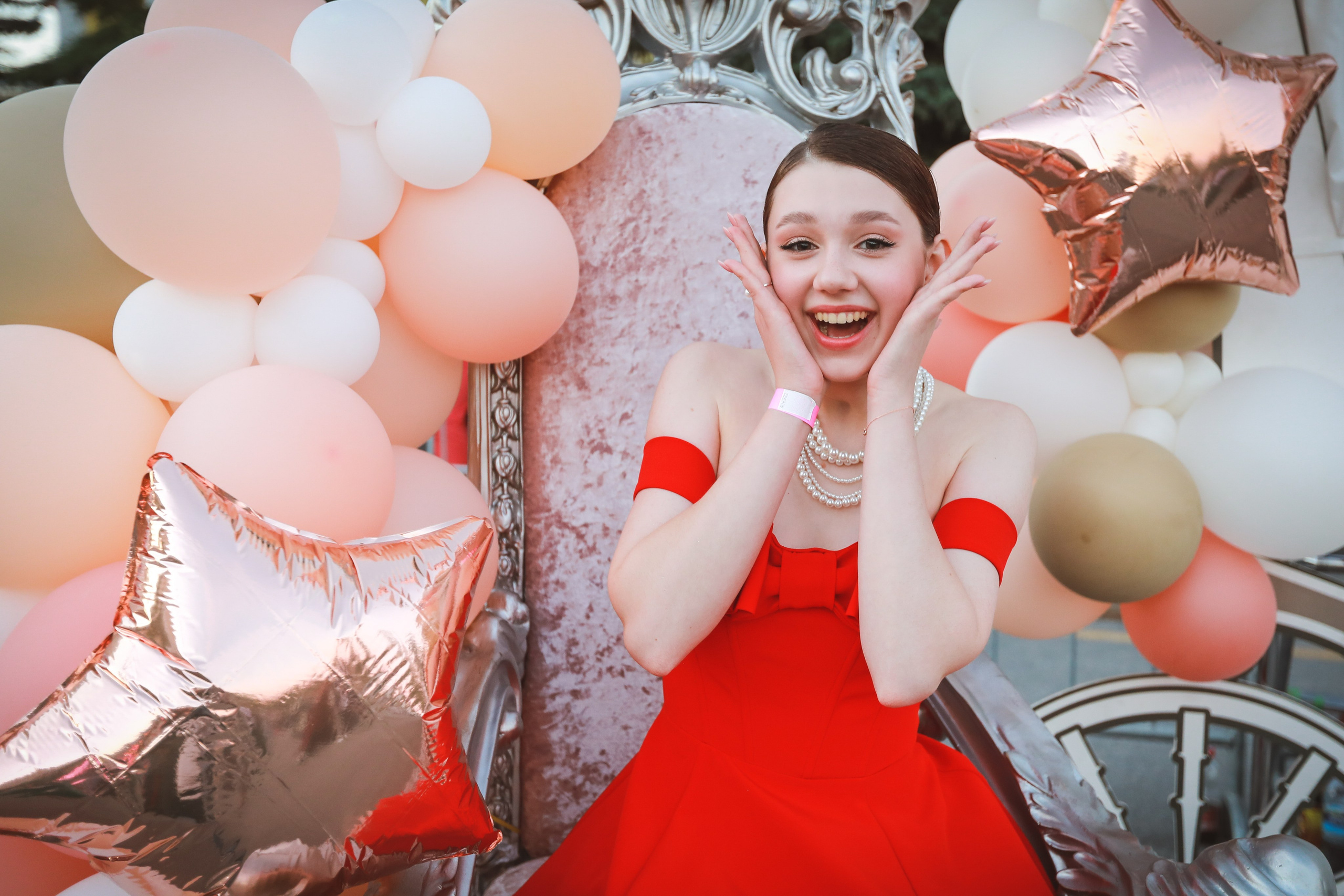 Школьный Выпускной бал в Липецке. Тематическая ретро фотосессия в Липецке на выпускной. Красивая девушка в красном платье.