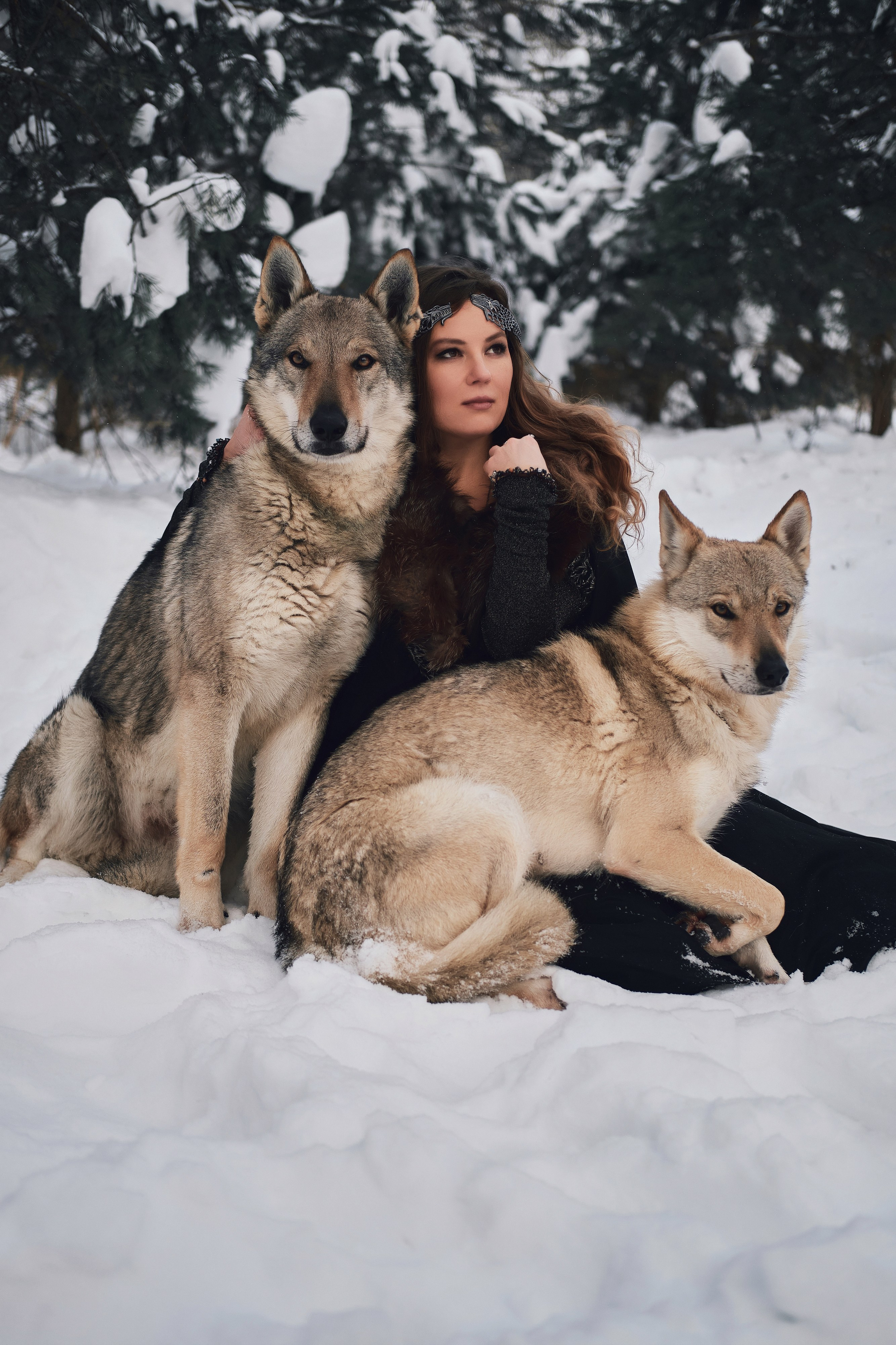 женский портрет с волками в полный рост