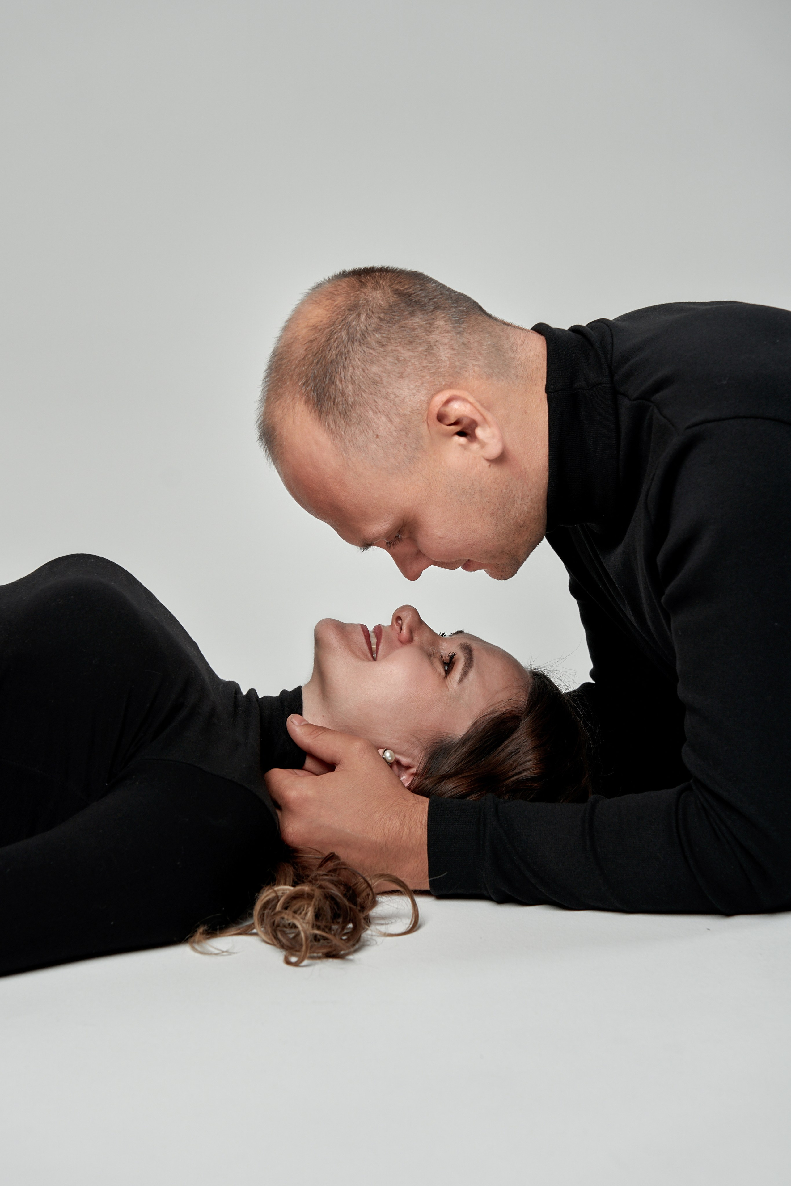 Фотосъёмка беременности на фоне циклорамы  в фотостудии