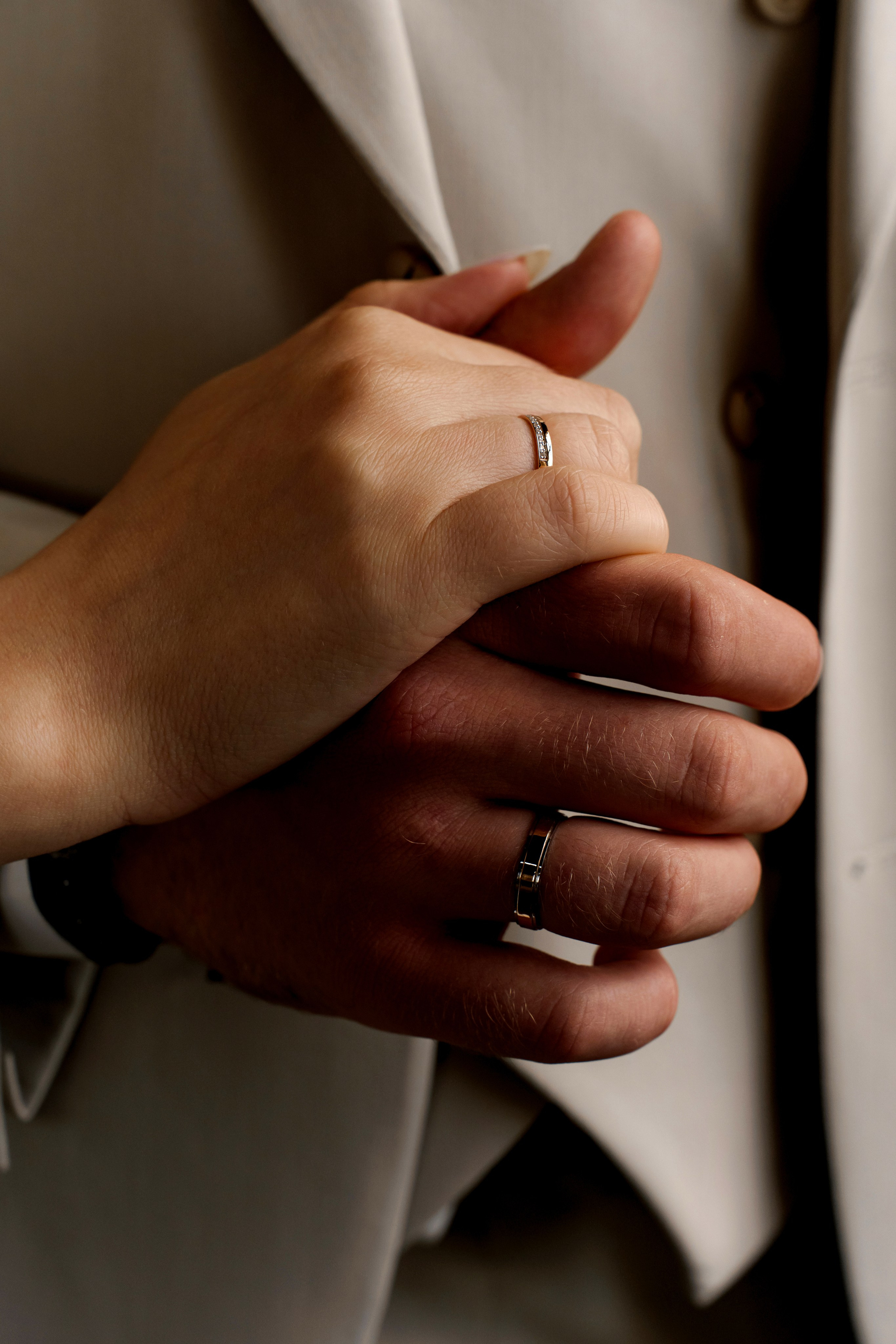 Свадьба в Санкт-Петербурге, руки жениха и невесты с обручальными кольцами. 