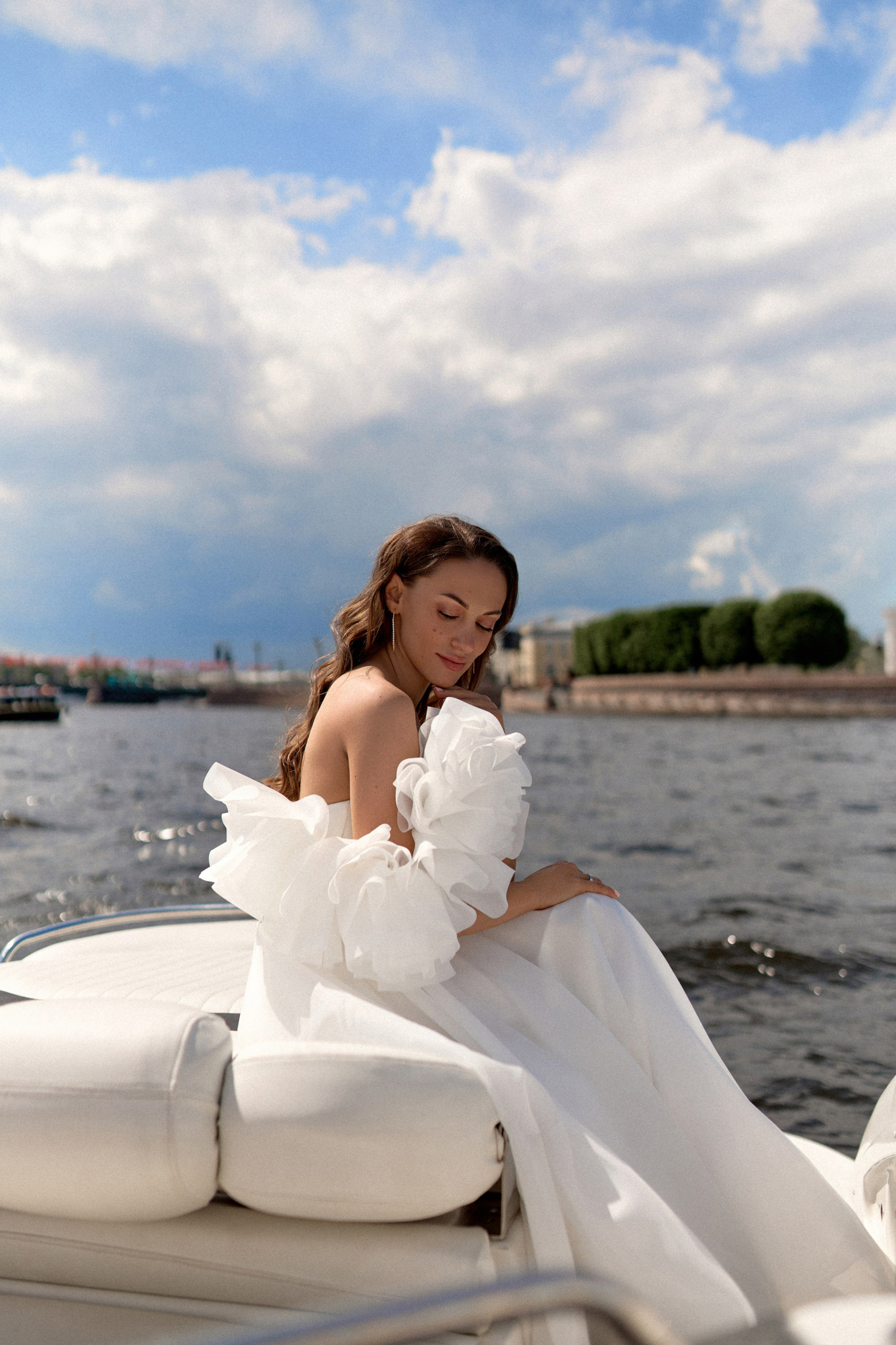 Свадебная фотосессия на катере в Санкт-Петербурге. Сестры Карабаза. Фотографы и ретушеры в Москве и Санкт-Петербурге