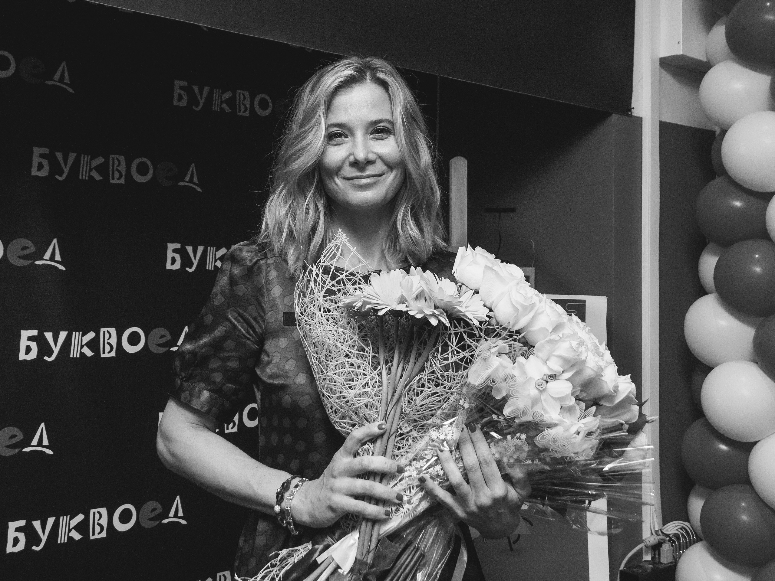 Фото 23 мая 2015 года..................Ю́лия Алекса́ндровна Высо́цкая — российская и белорусская актриса театра и кино, телеведущая, кулинар. Заслуженная артистка Российской Федерации. Как актриса наиболее известна по ролям в фильмах своего мужа Андрея Кончаловского. 