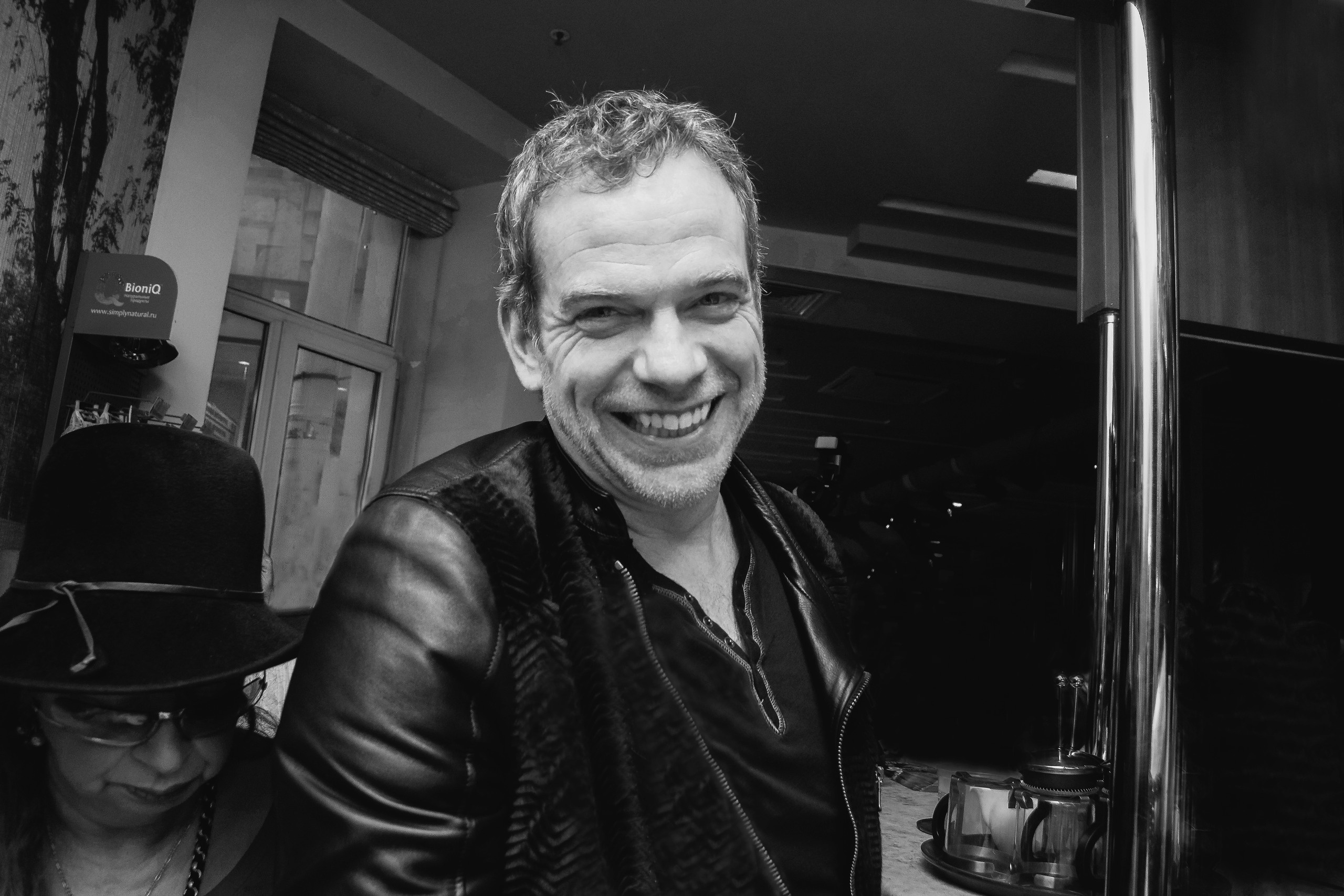 Фото сделано 12 февраля 2014 года Гару́ — франко-канадский музыкант, певец и актёр. Широкую известность приобрел после того, как сыграл роль Квазимодо в мюзикле «Нотр-Дам де Пари» в 1998 году.