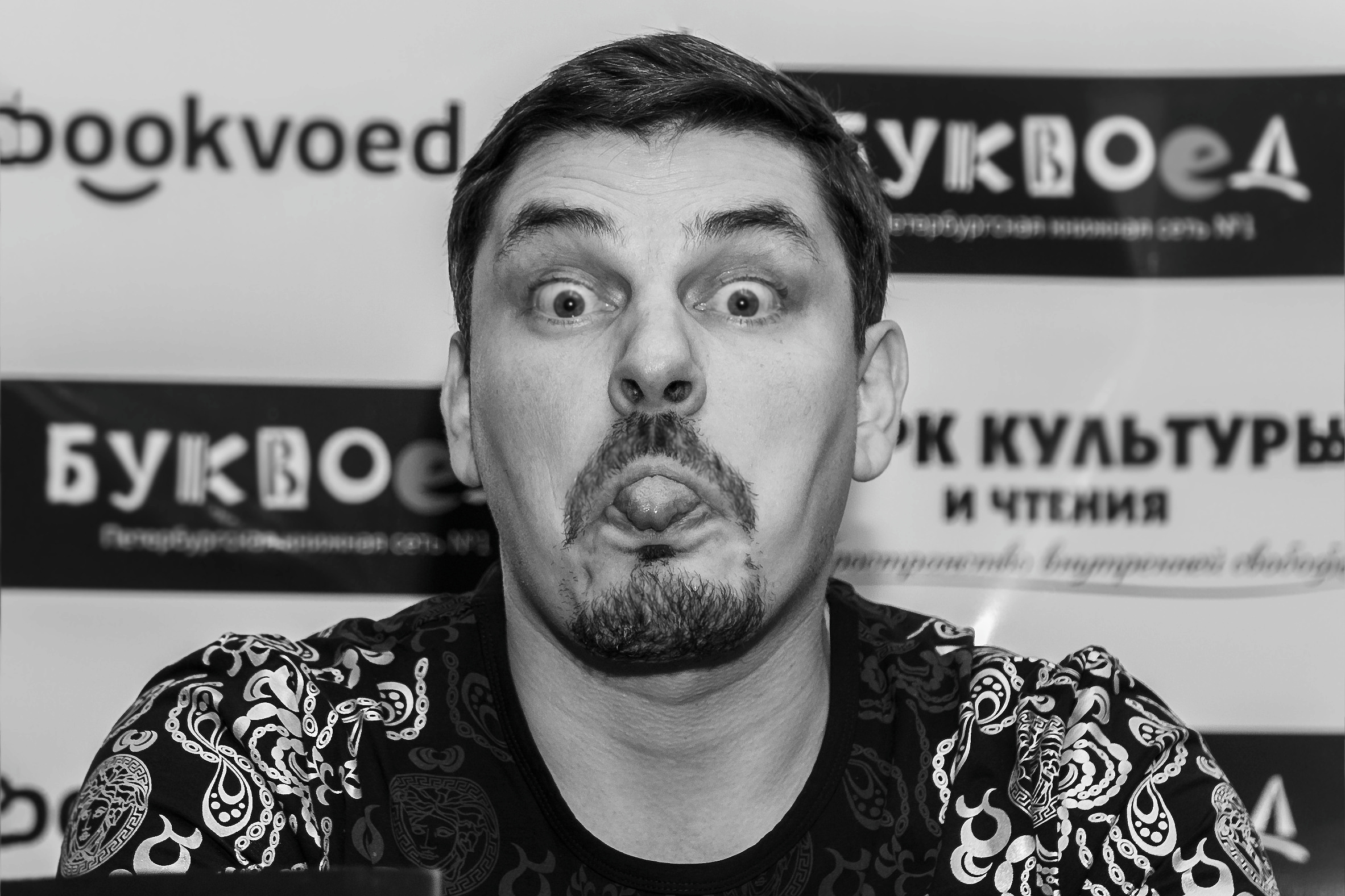 Это фото было сделано 27 апреля 2017 года.И я его показываю ВПЕРВЫЕ.Даже сам @evgeny.kolesov эту фотографию не видел.Помню, он мне сказал :"Вот когда нибудь покажете и расскажете, что я вам язык показывал😂"Ну вот, время видать настало, вчера нашла эту фотографию, ну и сегодня её выкладываю🎉🙆‍♀️P. SЕвгений Колесов – российский бизнесмен, много лет проживающий в Китае, основатель российско-китайской компании «Optim Consult International». Член союза переводчиков России и Международной федерации переводчиков, ассоциации исследователей рынка и общественного мнения ESOMAR (Голландия).Отец ПЯТЕРЫХ детей4 дочки и один сын👌, и сегодня его единственный сын Гордей, выиграл чемпионат Москвыпо шахматам до 15 лет❗Вот такие совпадения🙆‍♀️🎉