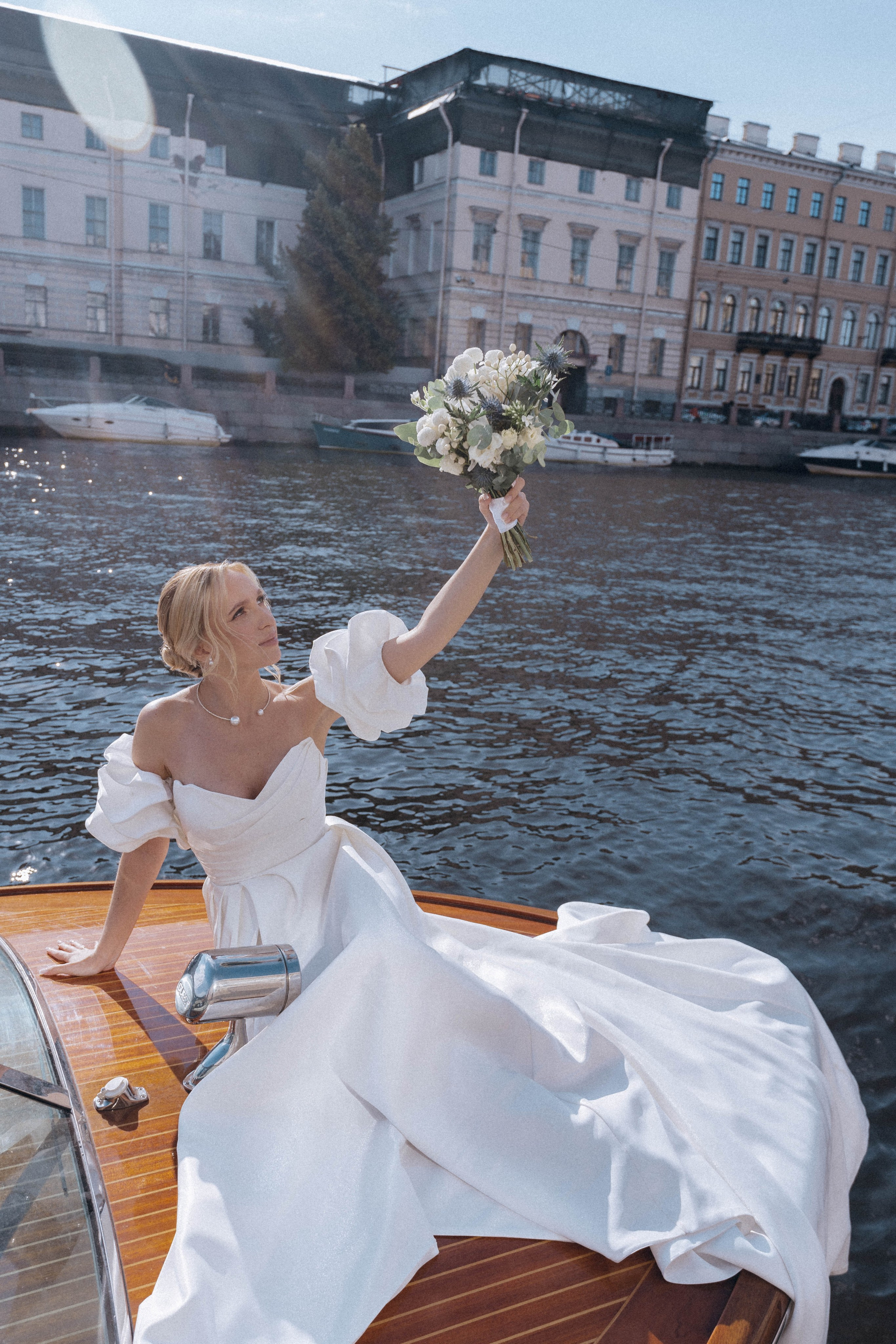 СВАДЕНБНАЯ СЬЕМКА НА КАТЕРЕ ПО КАНАЛАМ САНКТ-ПЕТЕРБУРГА И В АКВАТОРИИ НЕВЫ. Профессиональный фотограф, Санкт-Петербург — Виктория Богомолова