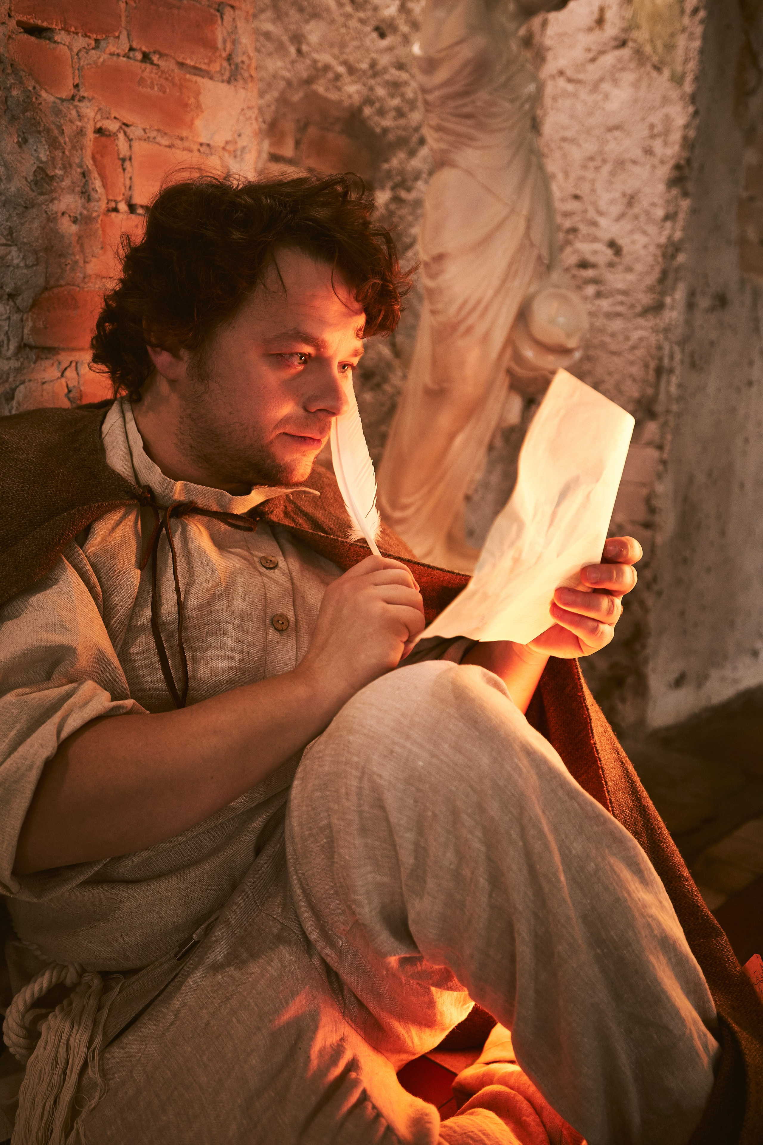 Портрет мужчины с пером в руке, пишушего тексты песен. Стилизованная фотосессия