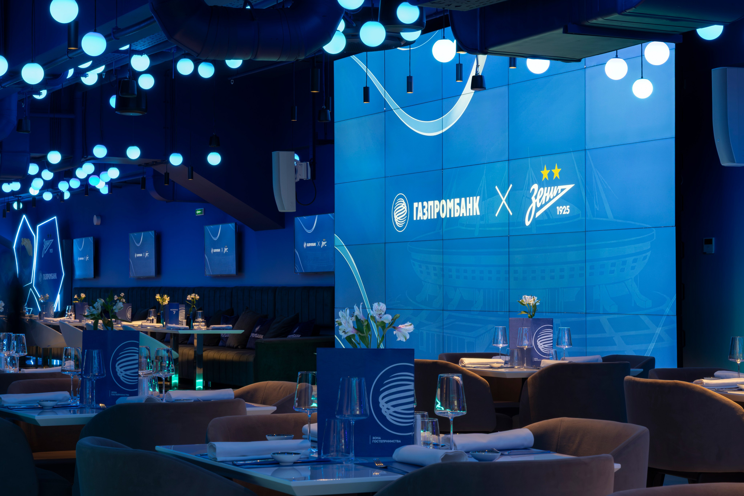 Медиадисплей во время промоакции: демонстрация маркетингового материала.