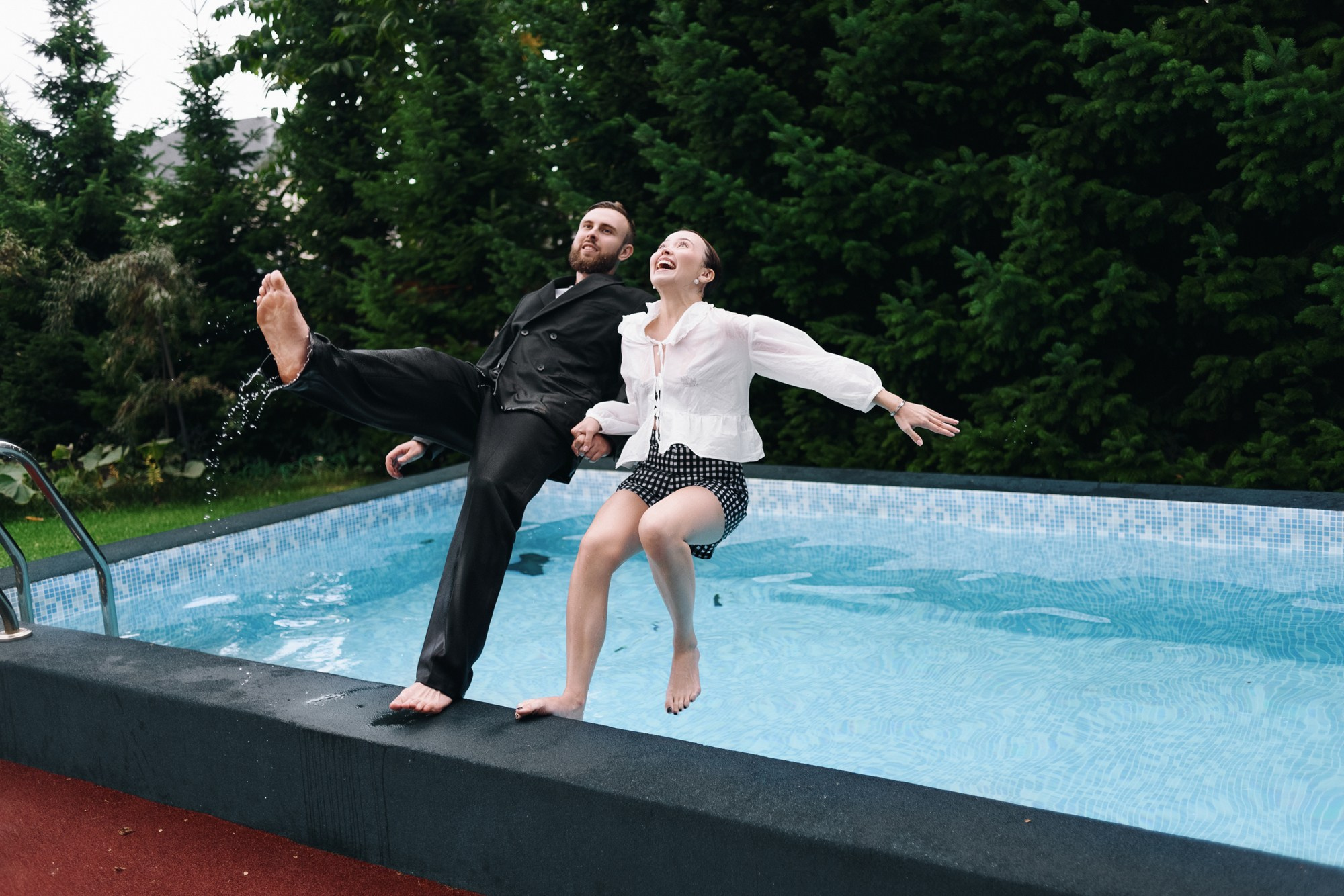 Жених прыгает в бассейн в костюме, брызги воды и драйв на свадебной вечеринке