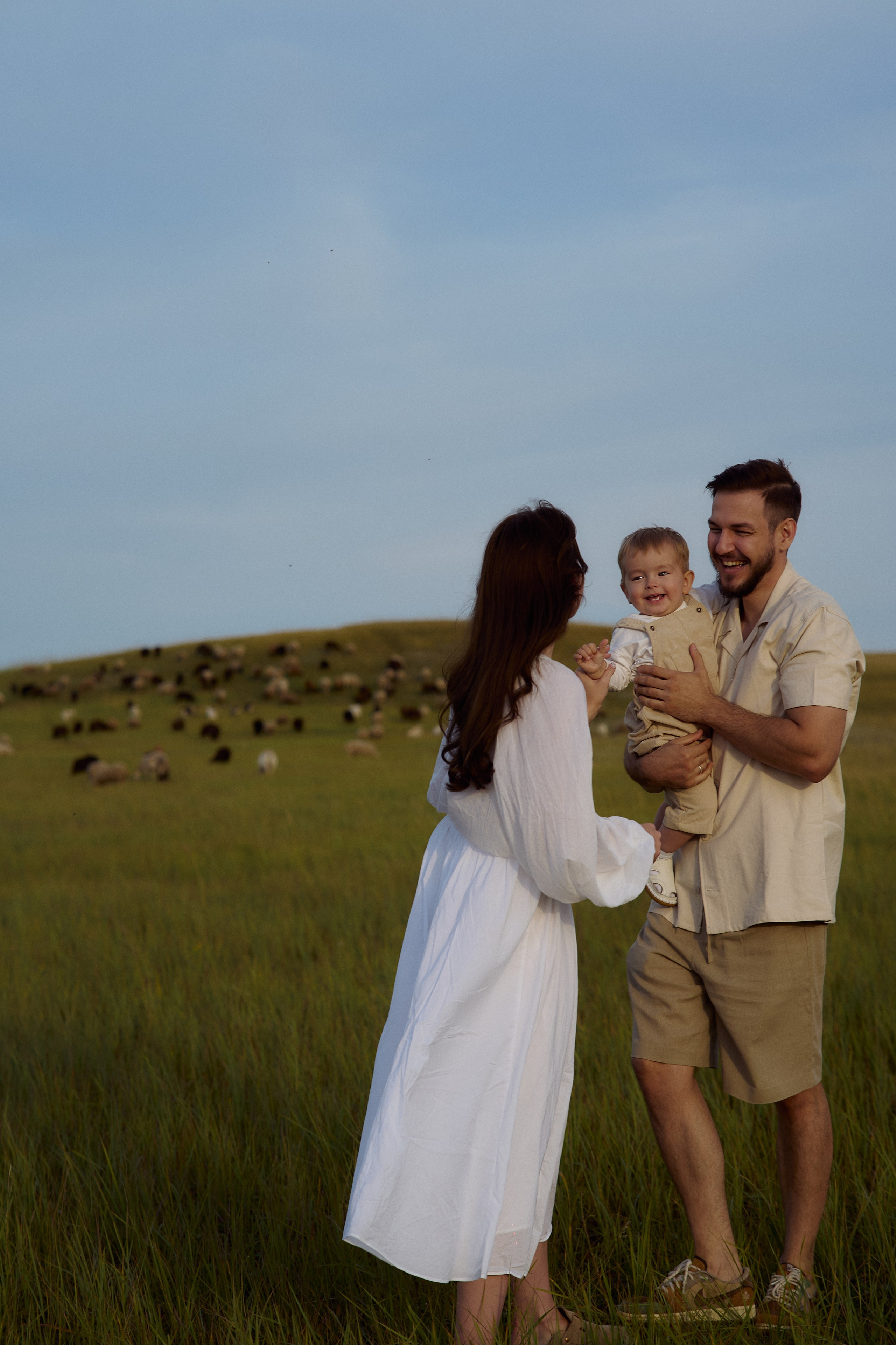 Шамиль, Аня и Марс в поле с барашками. Семейный и свадебный lifestyle-фотограф в Москве Мария Петрова