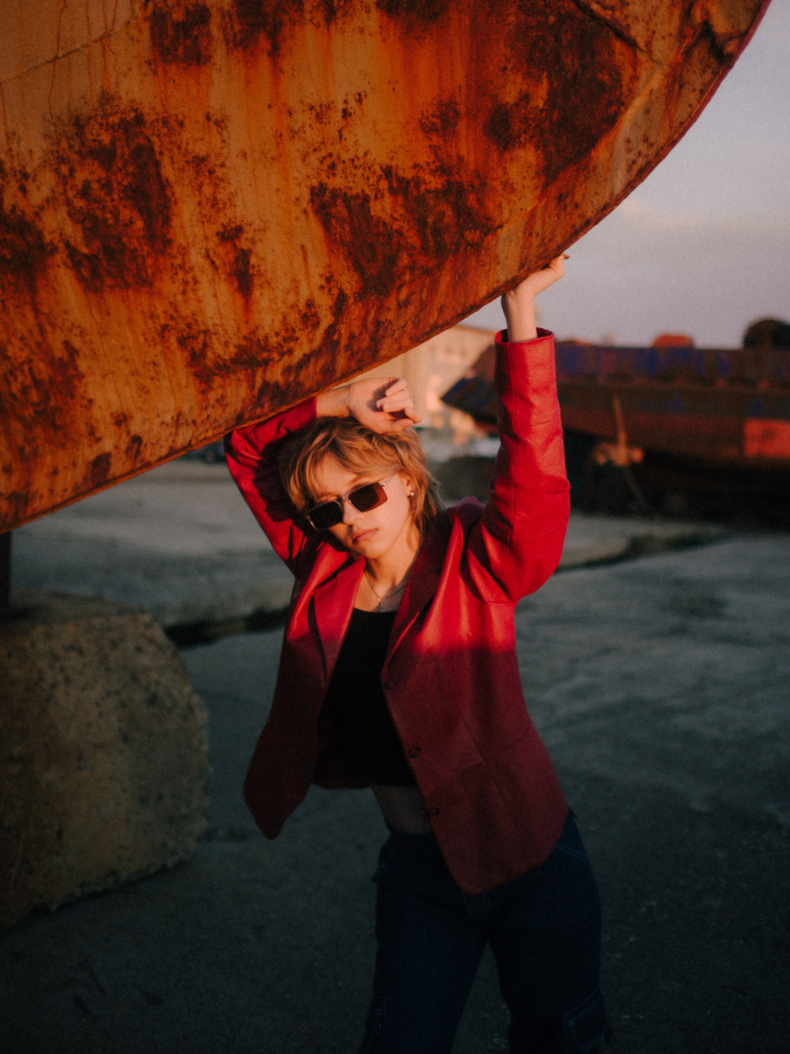 Вика среди заброшенных кораблей. Главная