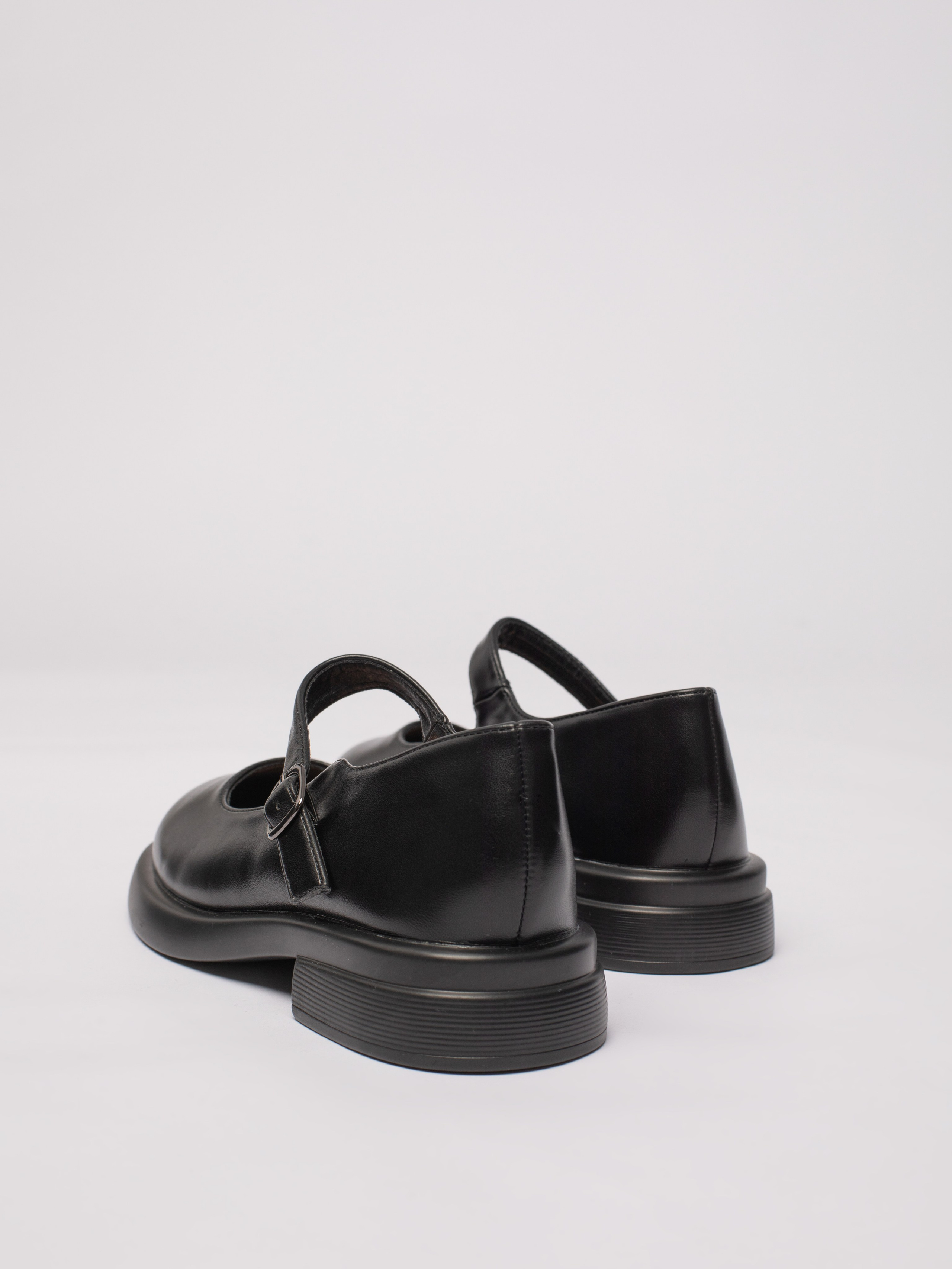 Школьные туфли. Фотостудия предметной и модельной съёмки для маркетплейсов