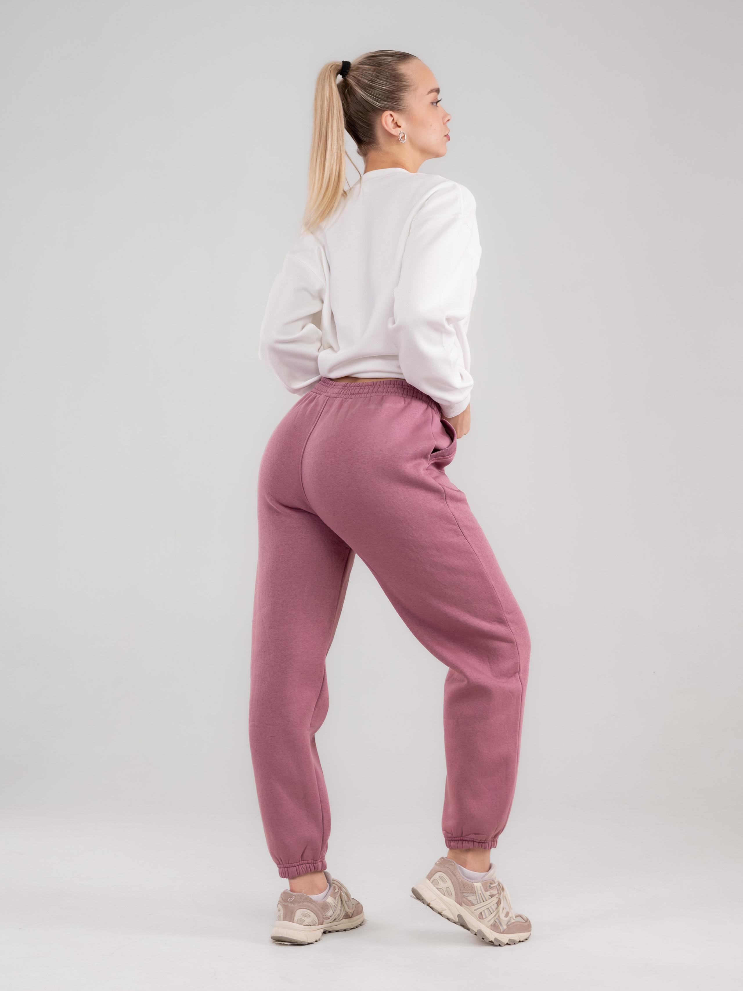 Спортивные костюмы и брюки с большой палитрой цветов!. Предметный фотограф, фото для маркетплейсов Пятигорск, КМВ