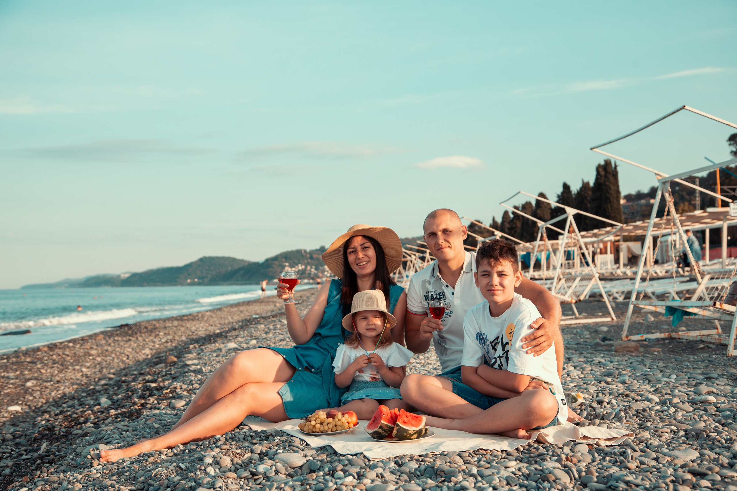 Завтрак у моря в Лоо на пляже «Горный Воздух». Семейный фотограф в Сочи, Лоо, Дагомысе, Вардане Кучумова Олеся