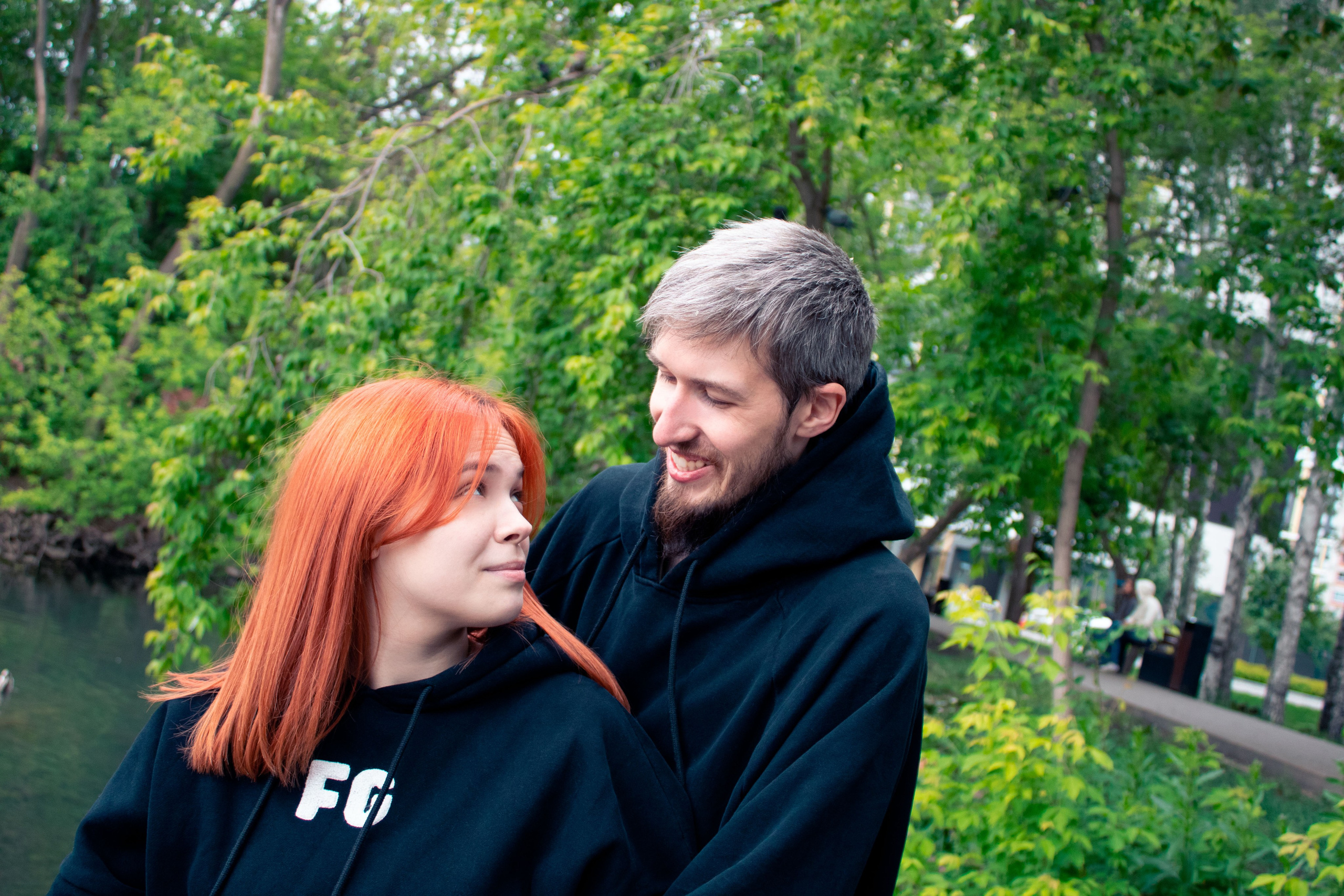 влюбленная пара радуется прекрасному дню на природе  