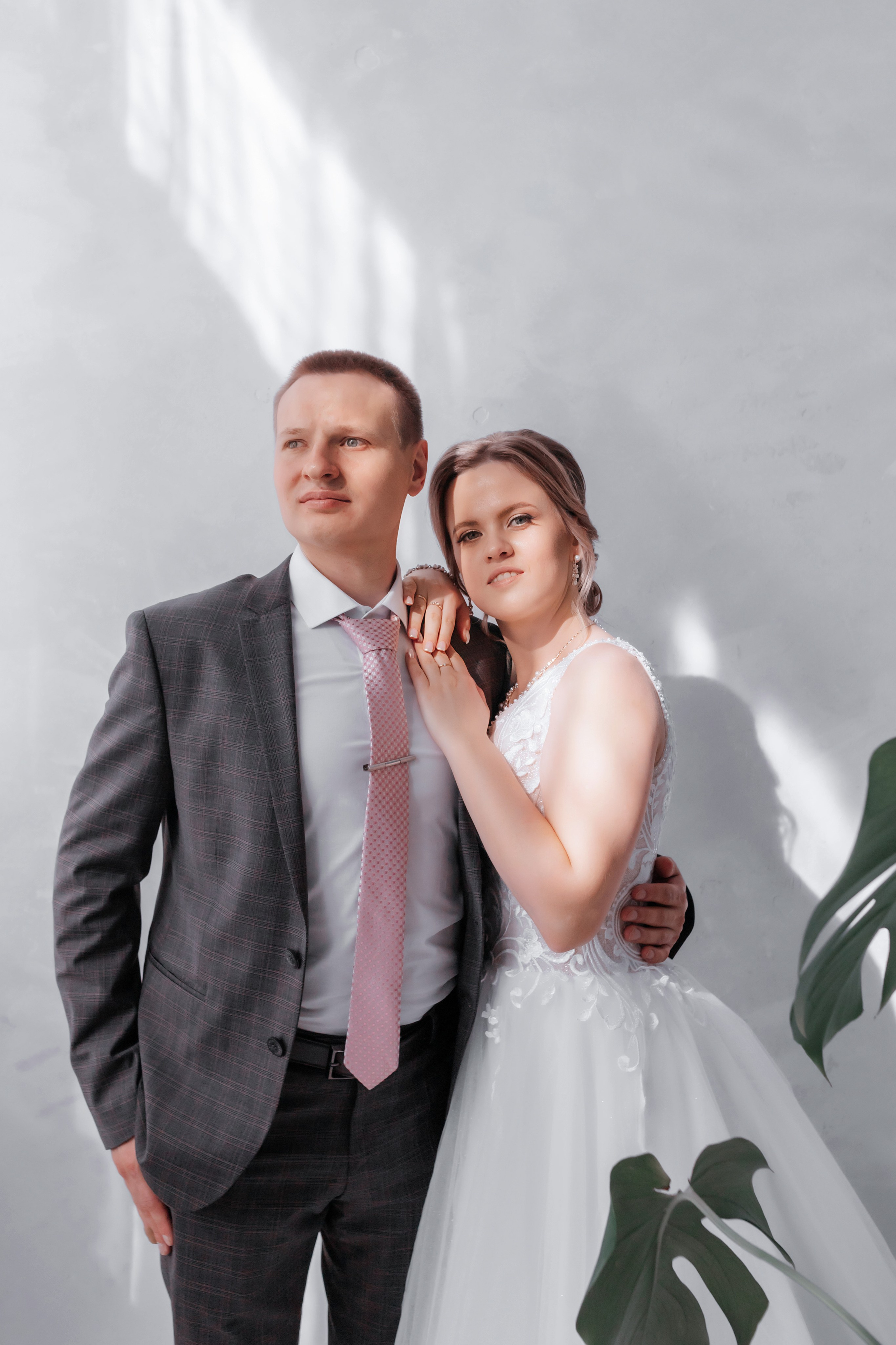 Свадебная прогулка двоих на Стрелке и в автозаводском Парке. И в фотостудии СОЛЬ в Автозаводском районе. Свадебный фотограф и фотограф Love-Store в Нижнем Новгороде Анастасия