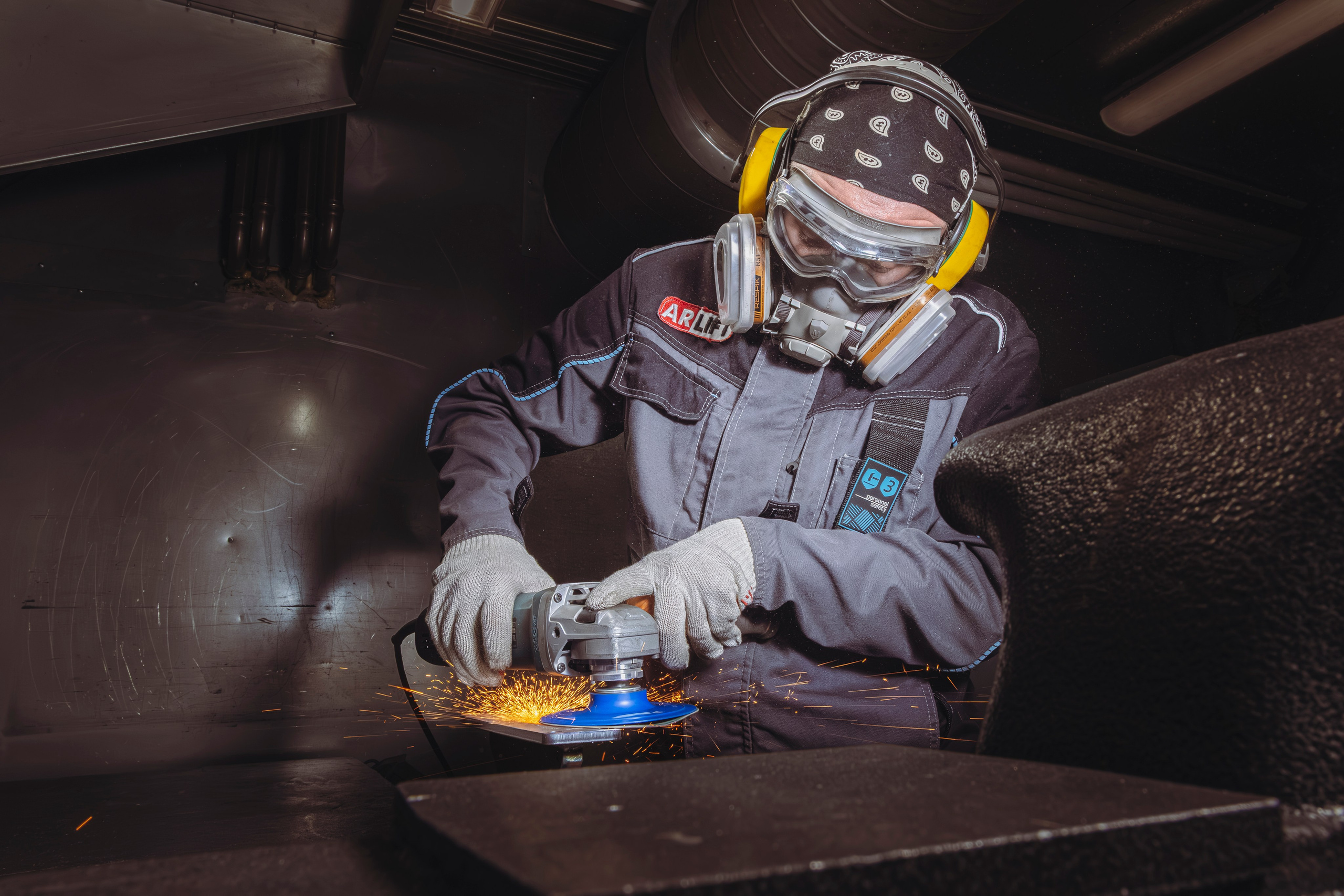 Обработка металла болгаркой: шлифовка сварного шва, удаление окалины.