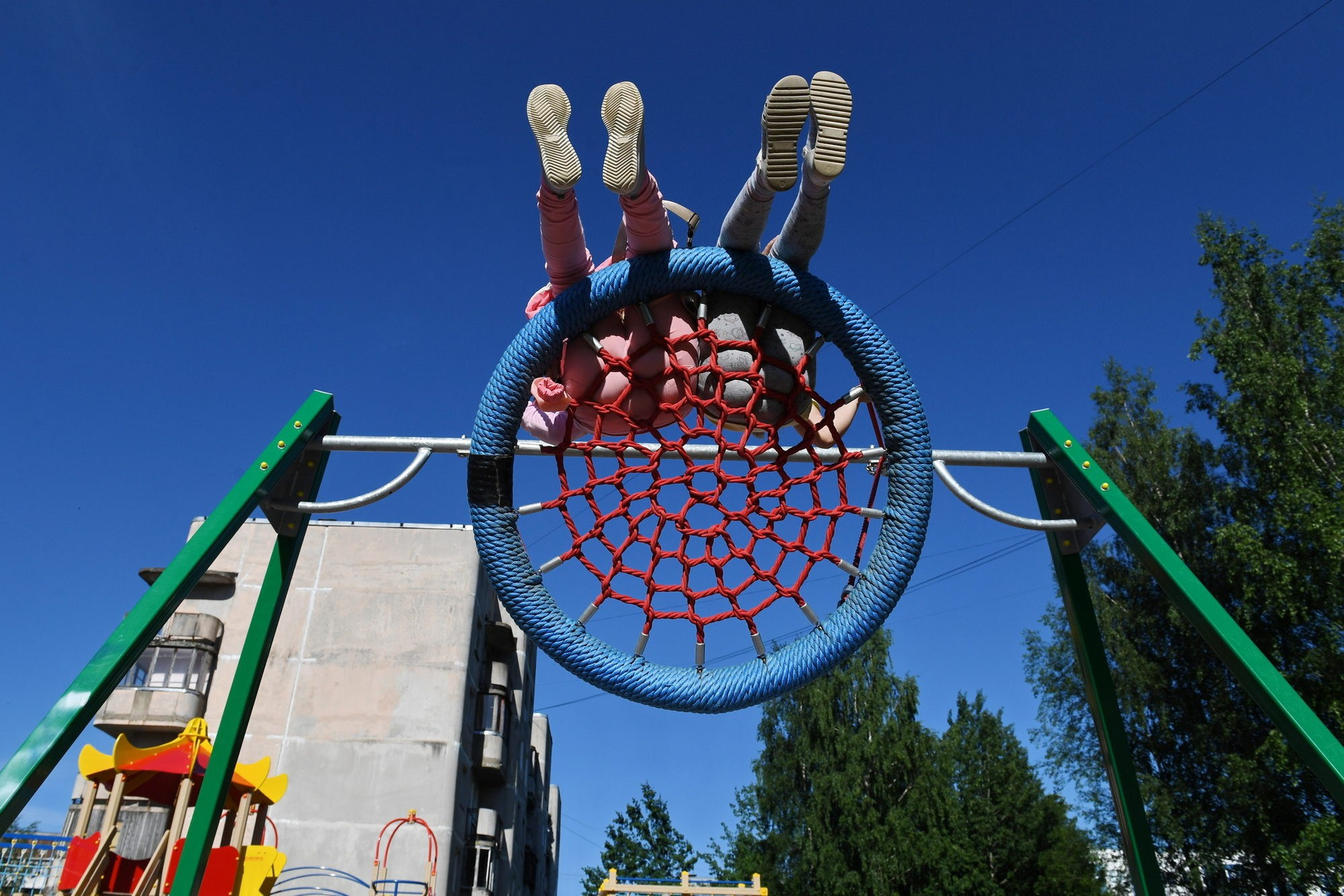 Официоз по плану, жизнь — между кадров: как снять День России и остаться собой. Документальный фотограф Сергей Вдовин