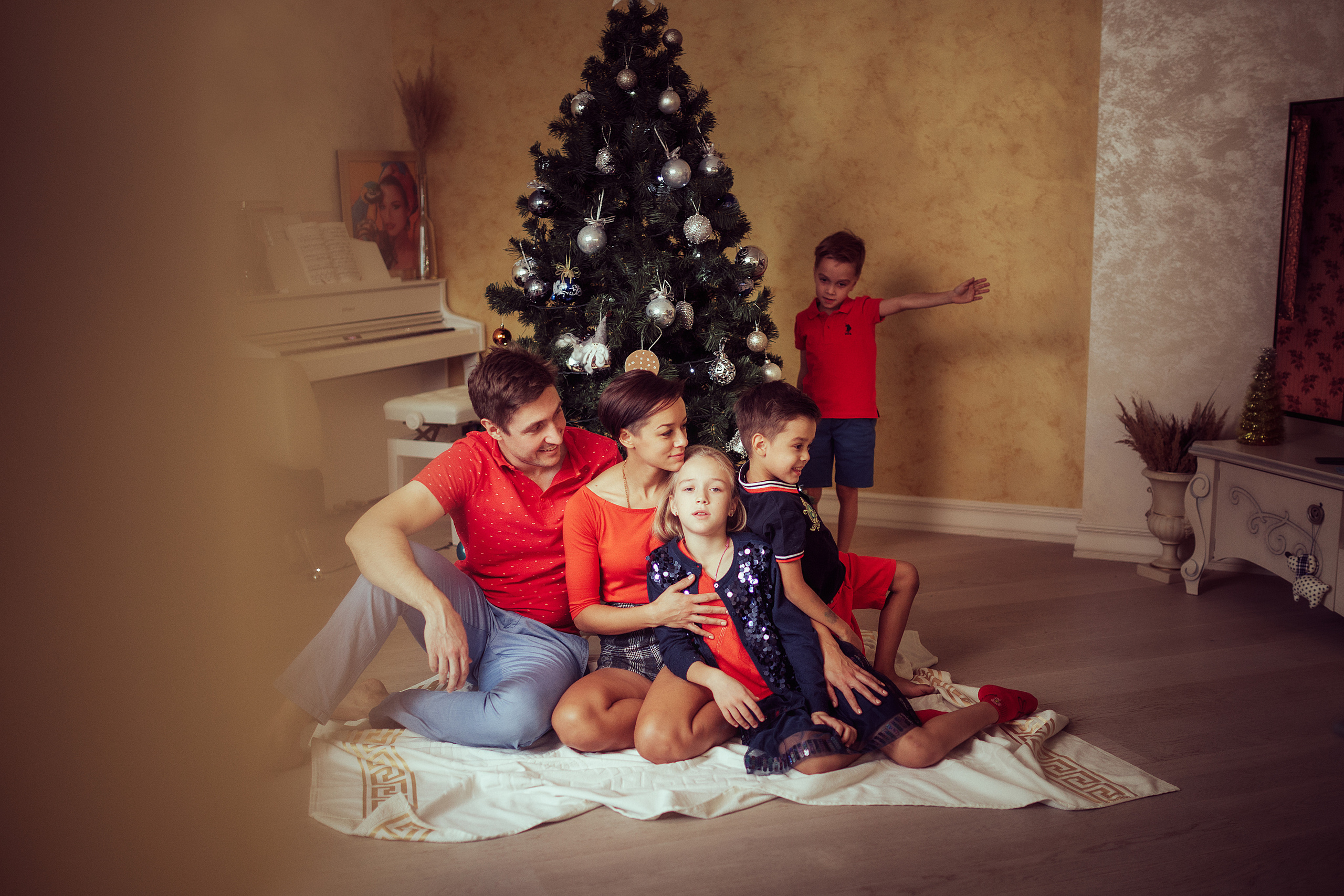 Георгий и Инна с детьми дома. Семейный фотограф в Москве Натали Момот