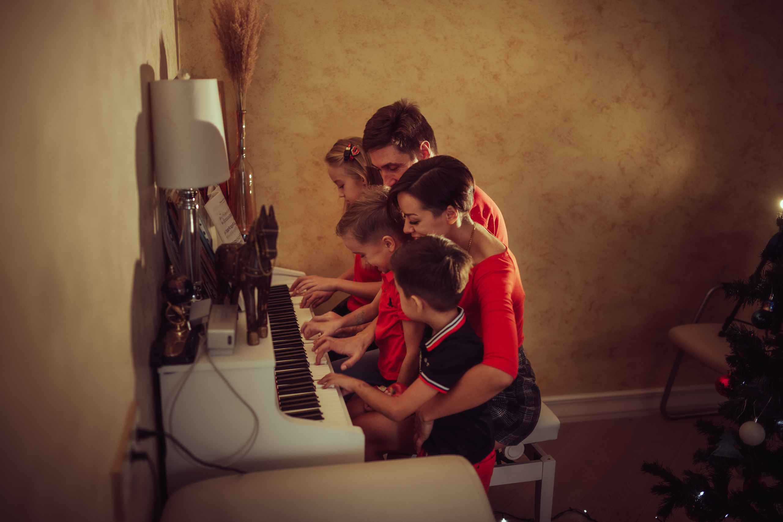 Георгий и Инна с детьми дома. Семейный фотограф в Москве Натали Момот