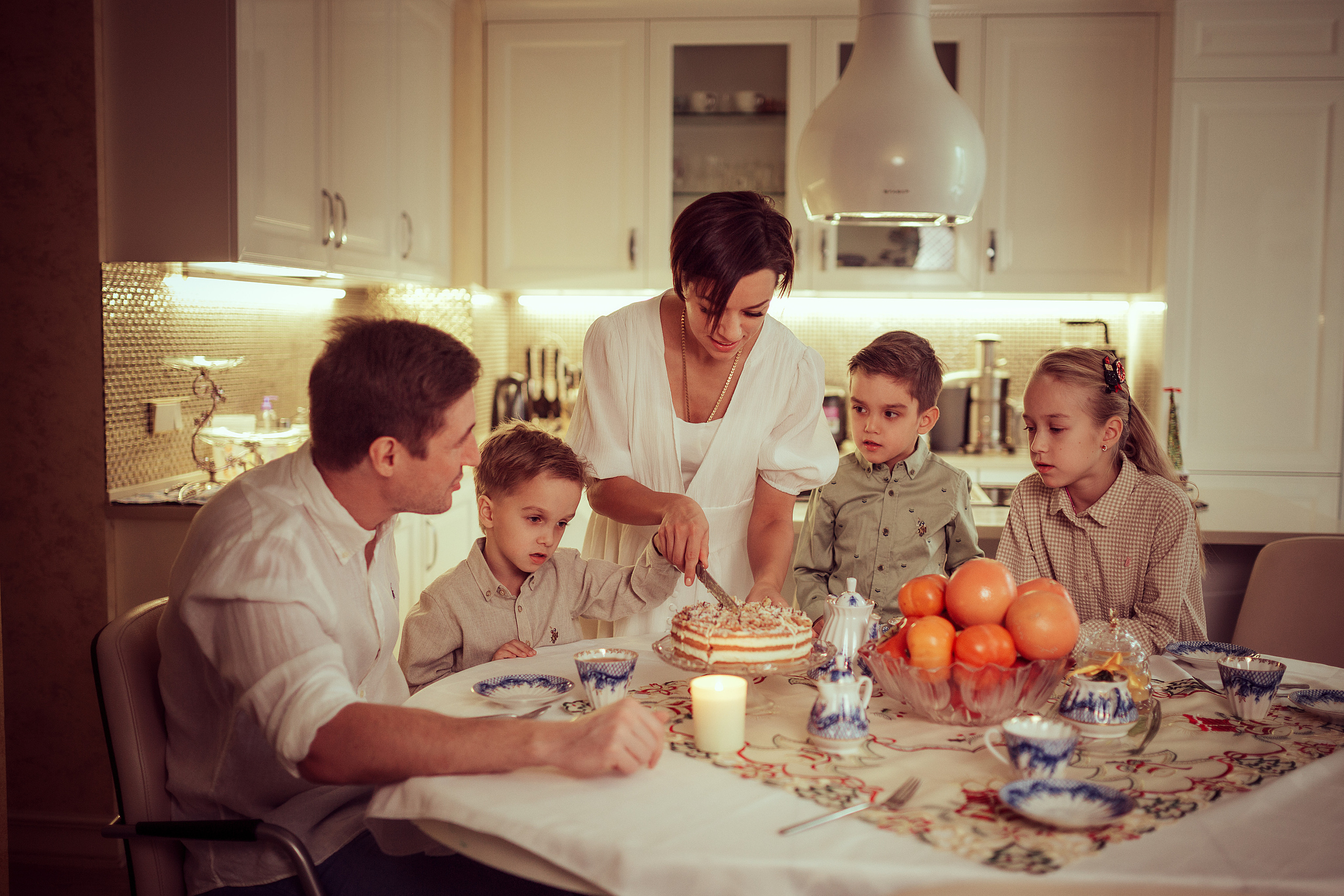 Георгий и Инна с детьми дома. Семейный фотограф в Москве Натали Момот