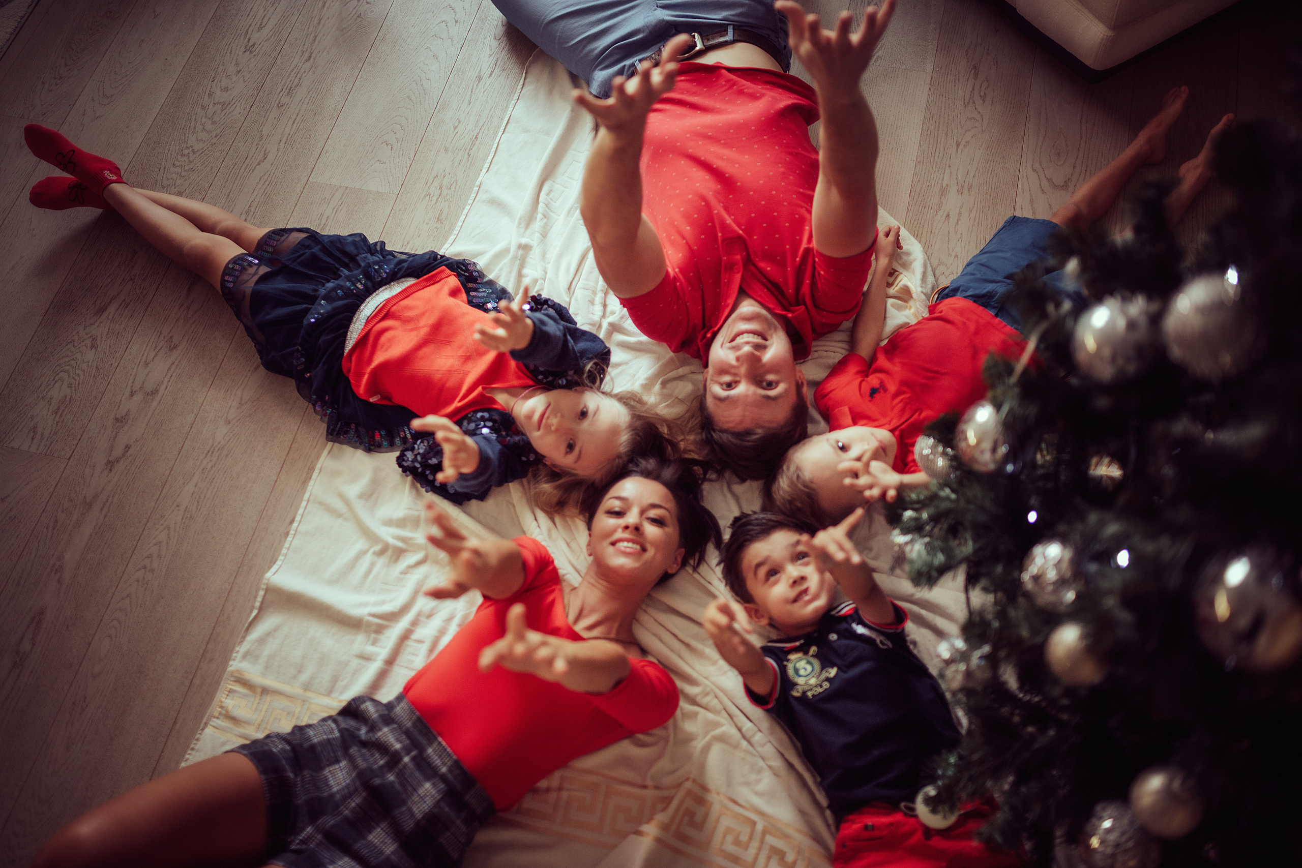 Георгий и Инна с детьми дома. Семейный фотограф в Москве Натали Момот
