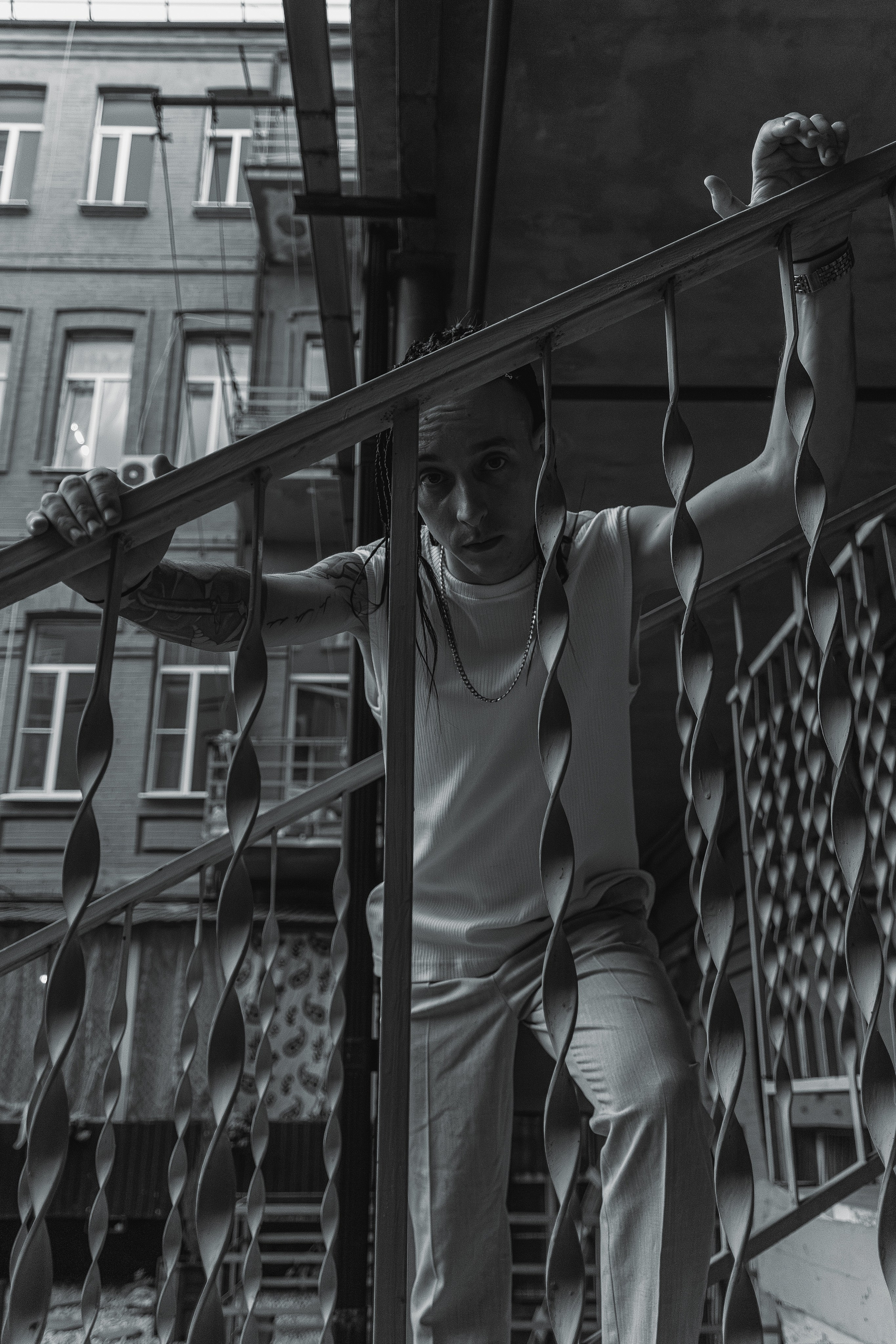 Фотосессия на улице в Ростове-на-Дону Александра. Мужской портрет в ч/б. Мужской фотограф в Ростове-на-Дону. Прогулка по красивым местам и улицам в Ростове-на-Дону. Креативный фотограф в Ростове-на-Дону LaKazaretto. Портфолио фотографа Антона Казарина фотографа в Ростове-на-Дону.