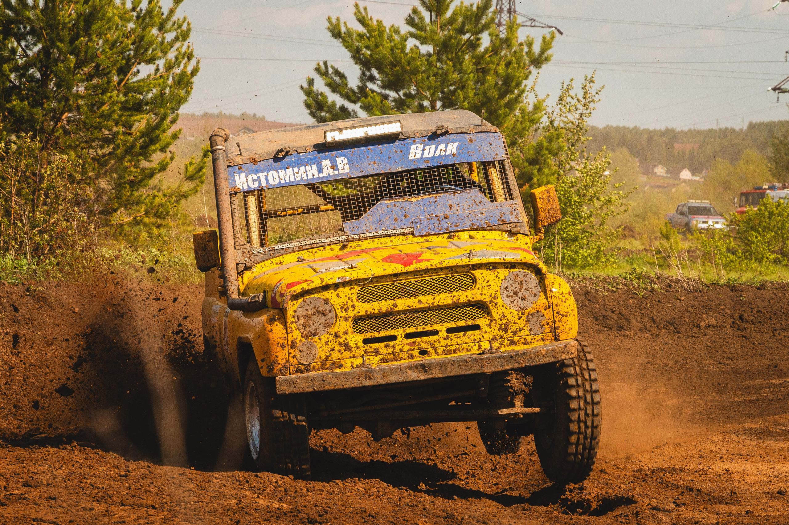 УАЗик в пыли на бездорожье. Автокросс Воткинск