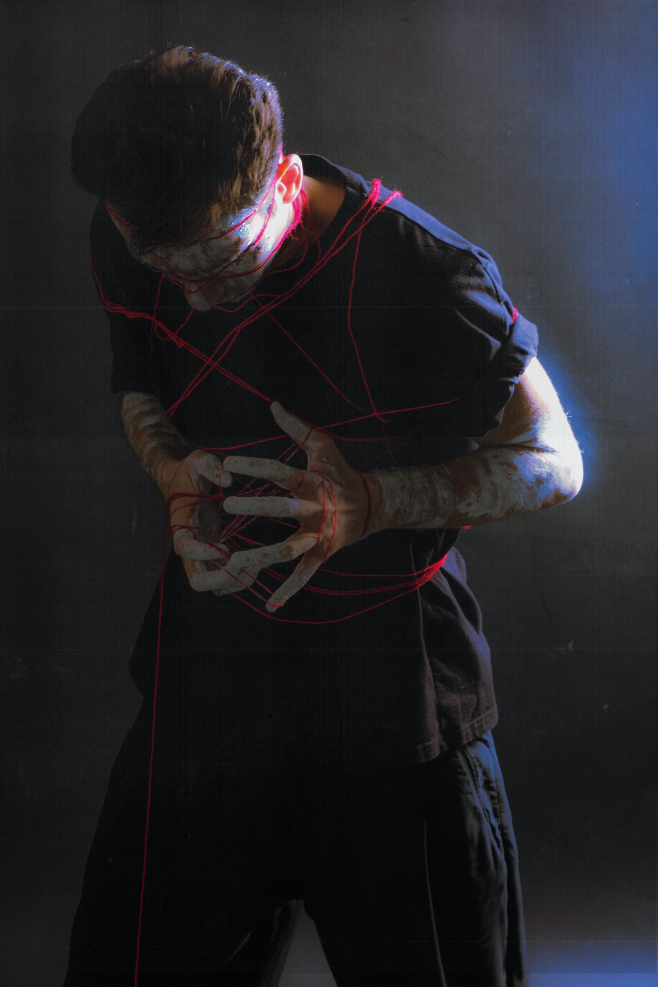 Эмоции. Краска и красные нити. Мари — фотограф и видеограф из Москвы