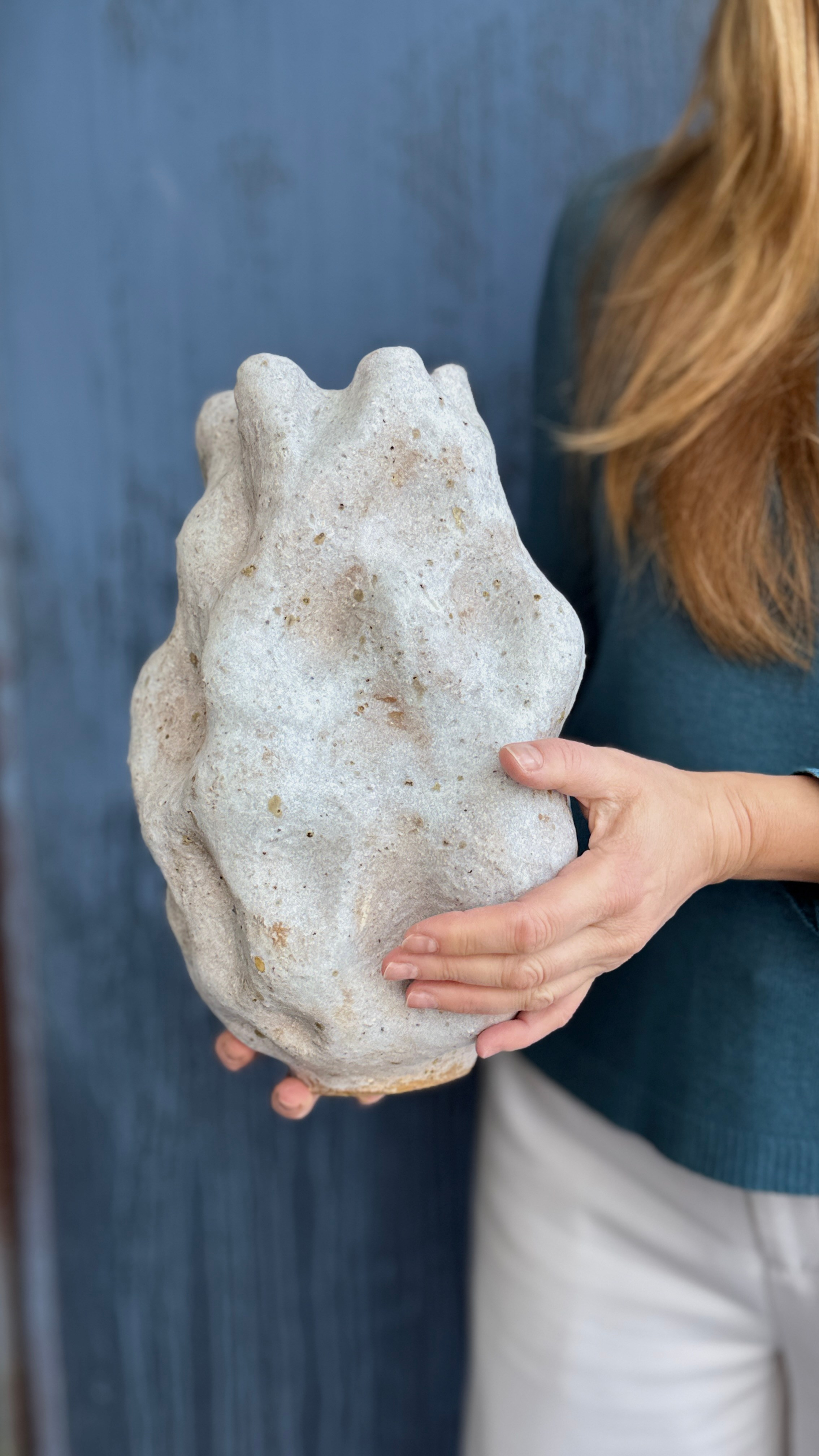 Ваза «Большой серый камень». Арт-керамика Катерины Жизневской