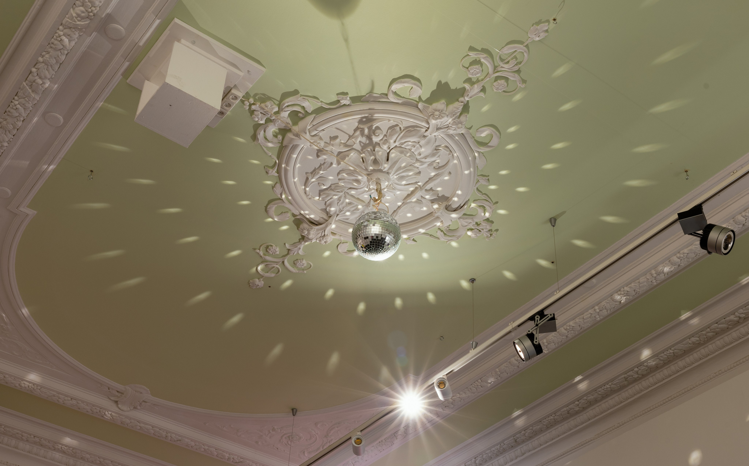 Party like a moscow (Exhibition Book) Фонд культуры «Екатерина». Портретный и ивент-фотограф в Москве