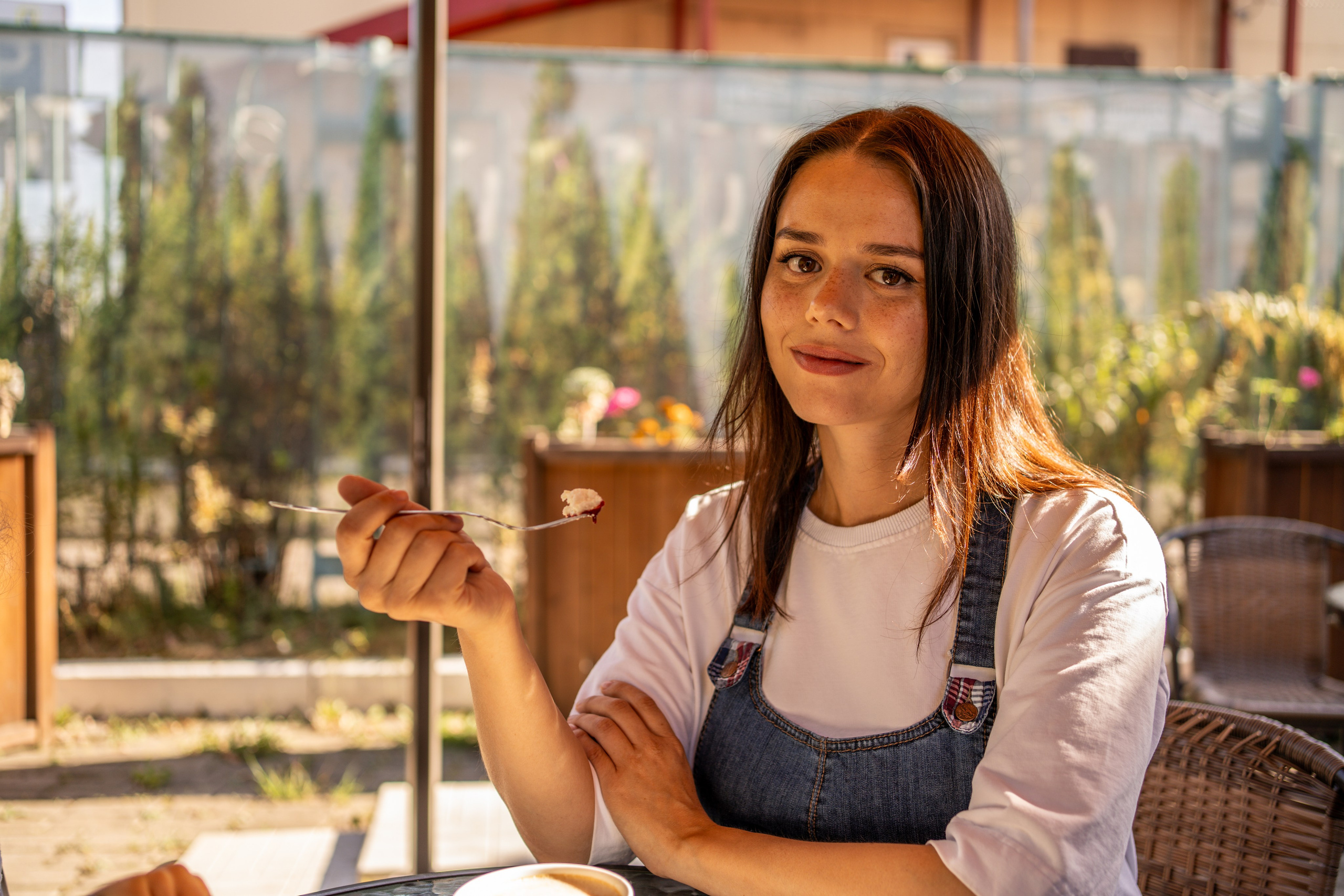 Девушка сидит в кафе