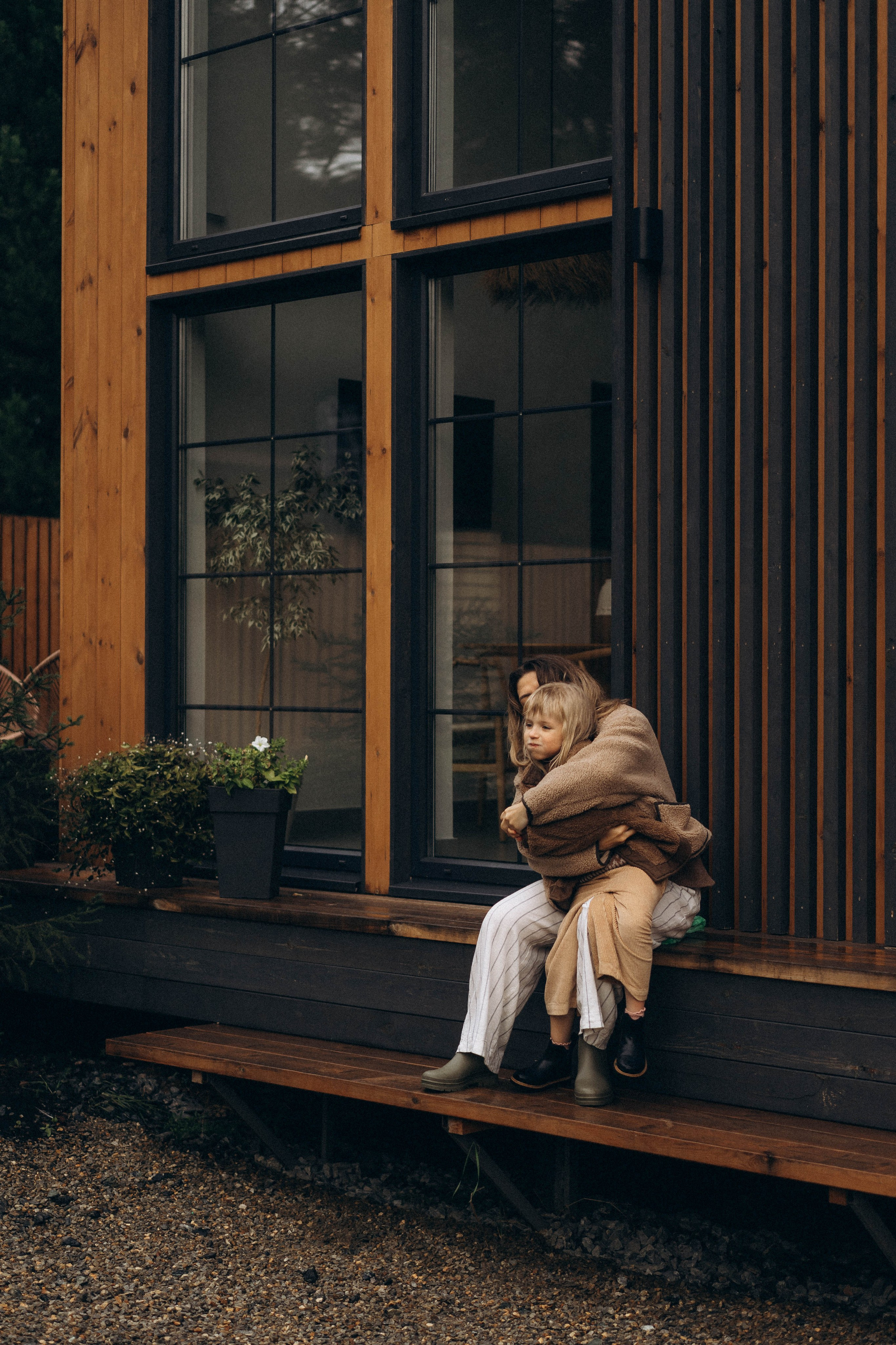 Фотосессия у дома во дворе мама и дочка. Фотограф Екатеринбург Кокшарова Александра